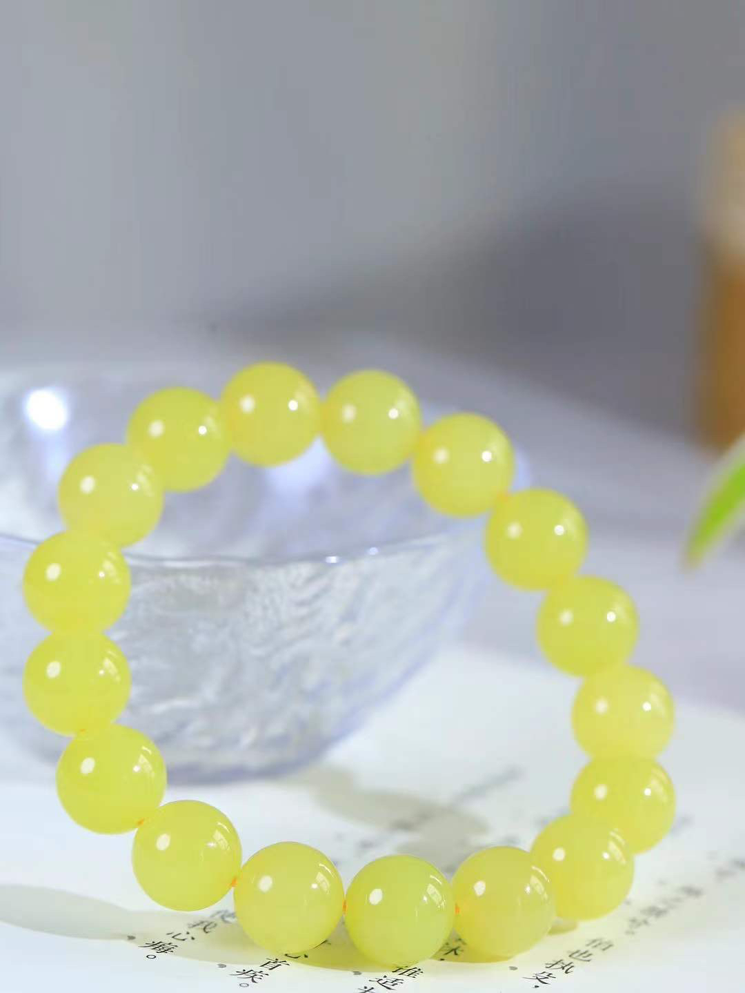 【珠圆玉润.手串】

精品️和田玉黄口珠圆玉润手串 玉质温润细腻  整串打磨圆润，佩戴舒适。珠珠落玉盘，间关莺语花底滑，一生美好时光，无论身在何处，都有它相伴相守。事事顺遂，幸福美满，吉祥如意。重47.8克 尺寸取一12.2mm  FDA-22362533