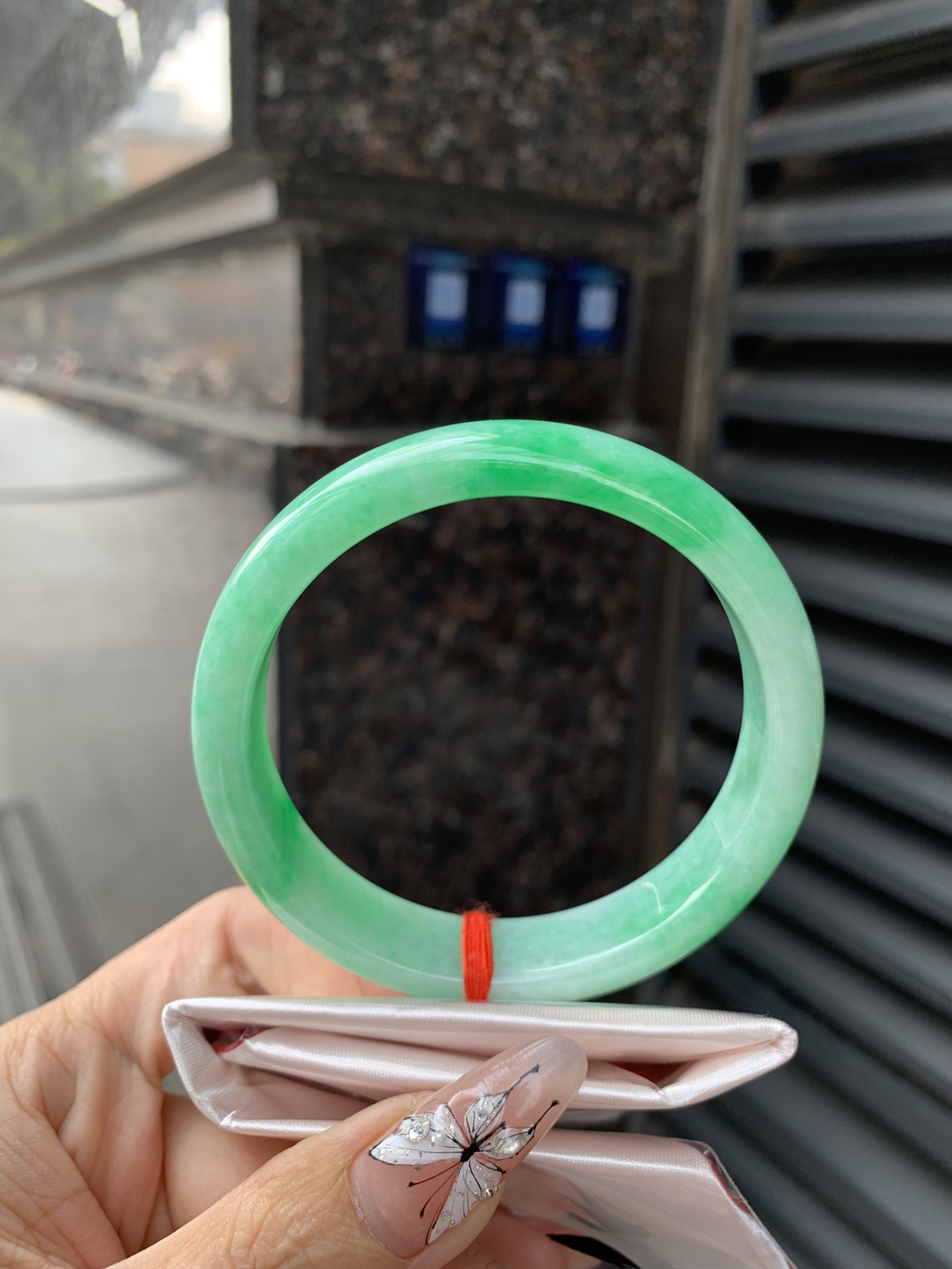 白底青阳绿花正圈
59.4-7.2-13.5底妆水润，满圈阳绿花色点睛之笔，更显灵动，有生命力。