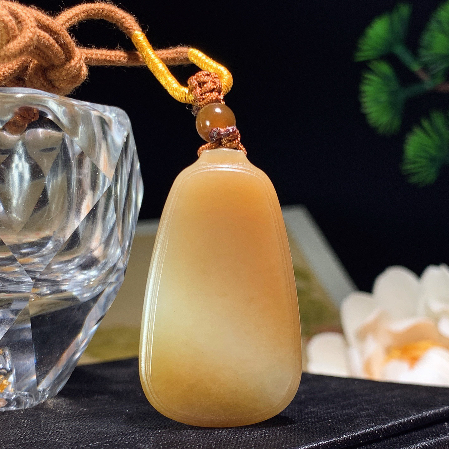 新疆和田玉且末糖平安无事牌挂件 尺寸39/23/9重18克，玉质细腻油润 底色纯净 脂粉好，品质好！lt260330