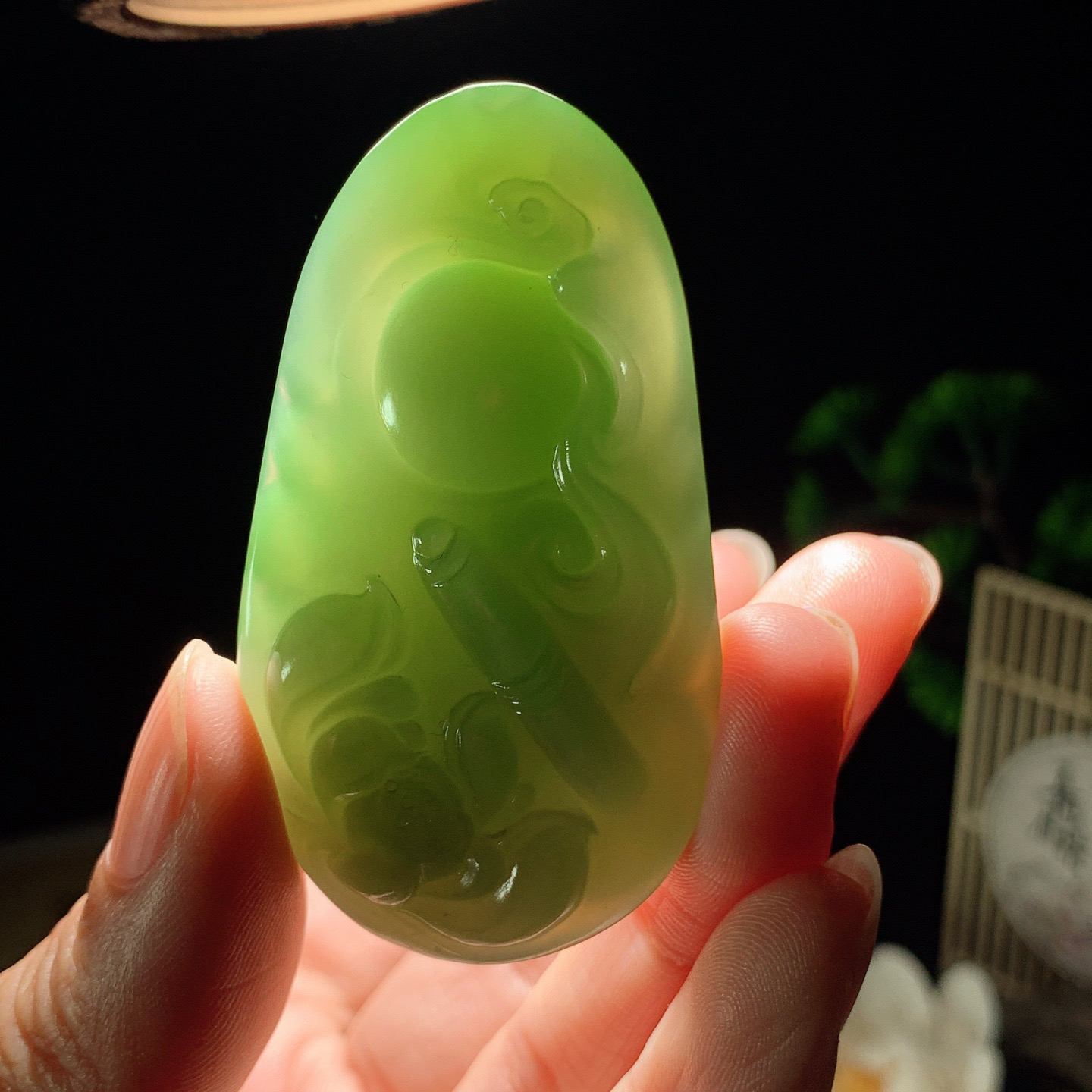 和田玉阳绿俄罗斯碧玉财神挂件 尺寸58/33/14重36.5克，玉质细腻油润 底色纯净 脂粉好，品质好！lt260330