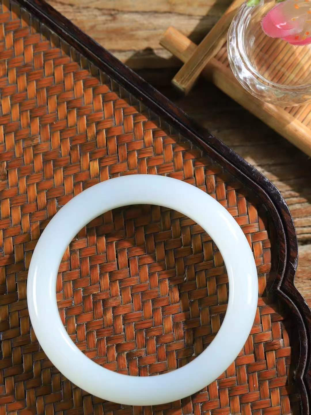 （柔情似水.手镯）

精品和田玉白玉手镯，玉质温润细腻，镯型饱满圆润，优雅知性，姽婳于幽静兮，又婆娑乎人间，经典款型，古朴典雅。极具灵性，腕间风情，风姿卓越。 重51.8克   尺寸53.5-12.2-9.3mm    FDL-36303126