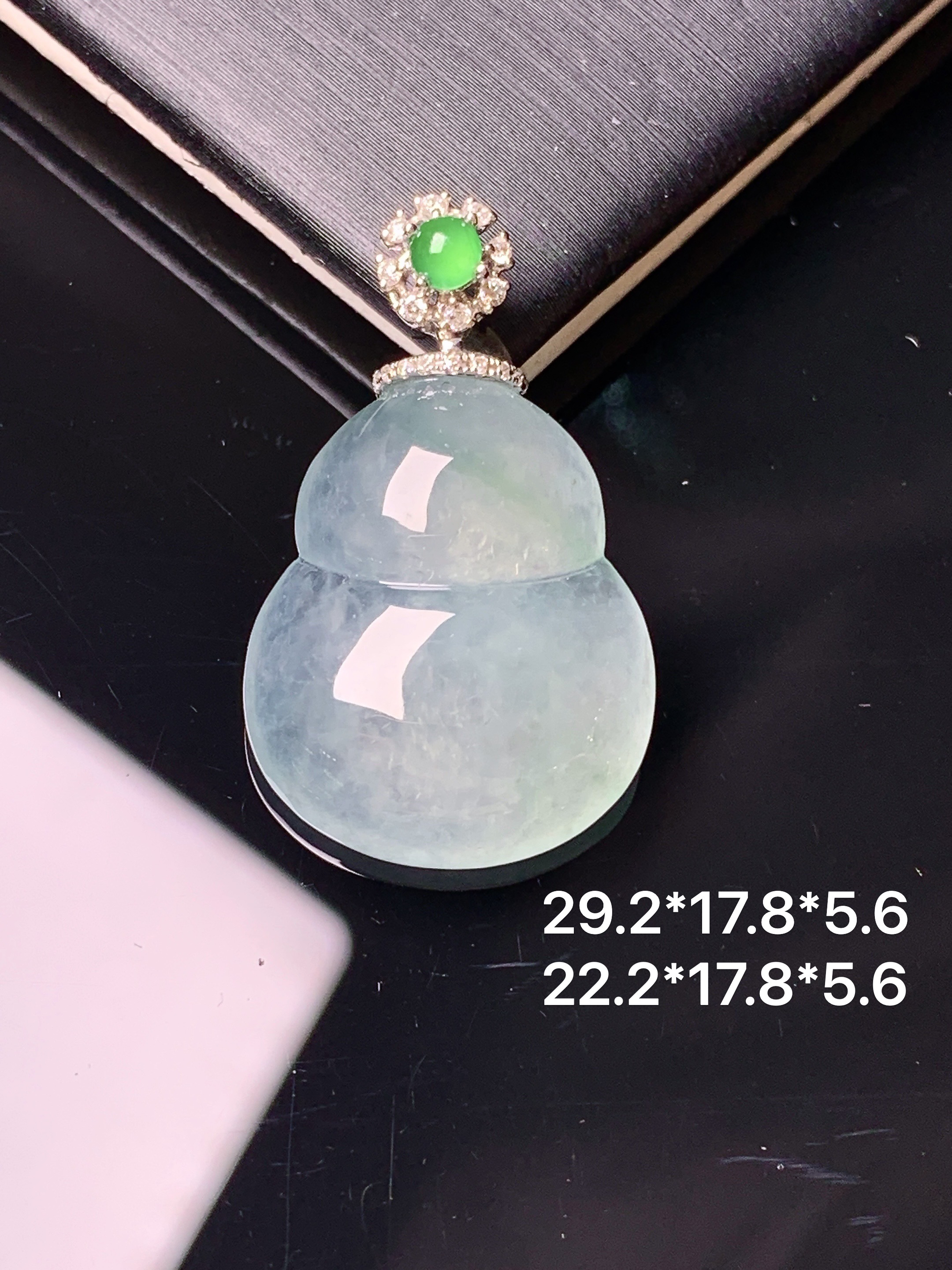 18k金钻镶嵌冰种葫芦吊坠 玉质细腻 色泽艳丽清新 水润亮眼 整体尺寸29.2*17.8*5.6yz