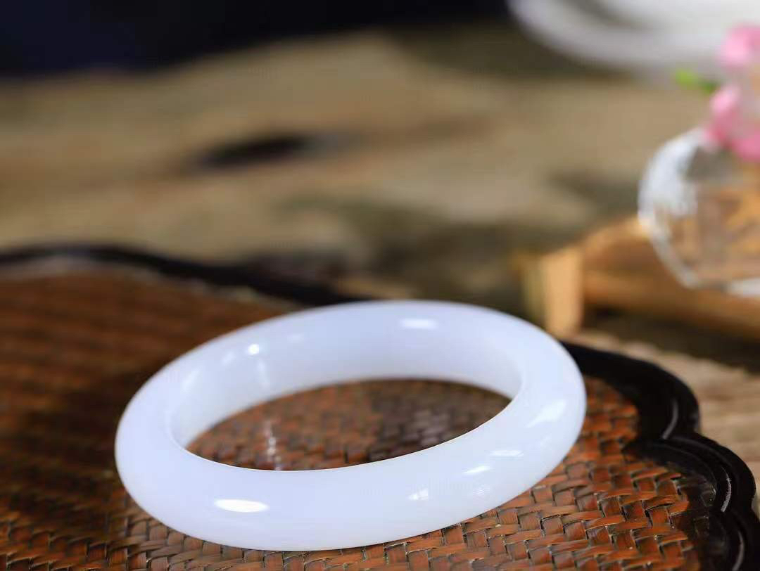 【情有独钟.手镯】

精品和田玉白玉手镯 玉质温润细腻 油性十足 手感舒适，高华雅逸，线条流畅，简约大气，美自天成，素雅高贵。佩戴于腕间，婉约之美，举手投足间透出那低调奢华。重59.7克 内径55.5mm 尺寸12.7-9.8mm   FDT-79353100