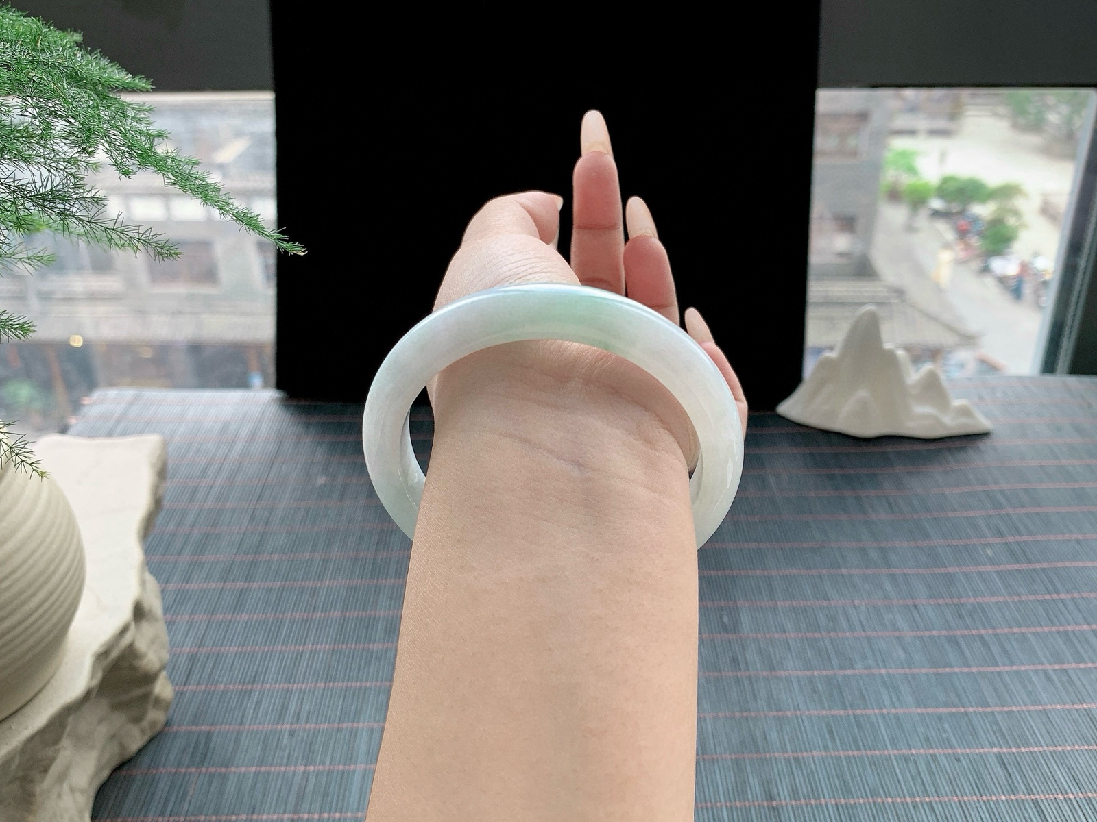 晴底飘绿
尺寸：60.5-11.9-8.6