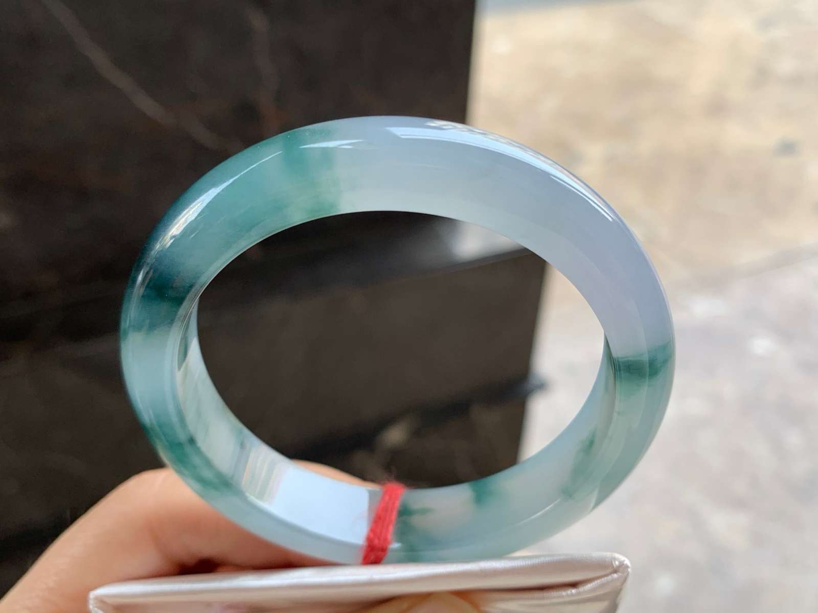 56.5-12.8-8.5

蓝花手镯^_^飘花浓郁