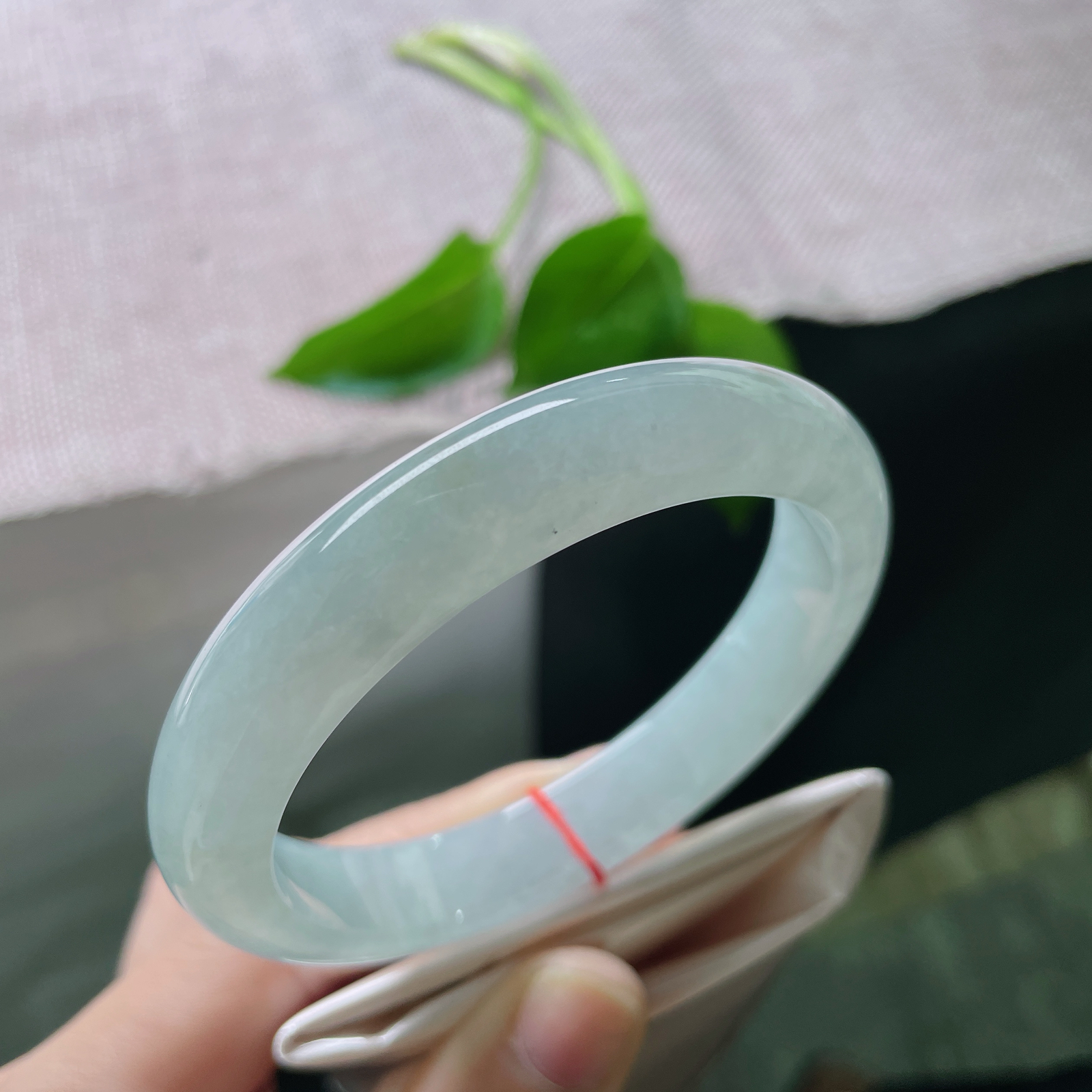 57.6/11.7/8，冰蓝正圈，将远山的雾、湖心的波，凝成一圈化不开的浓情，静水流深。飘乌鸡