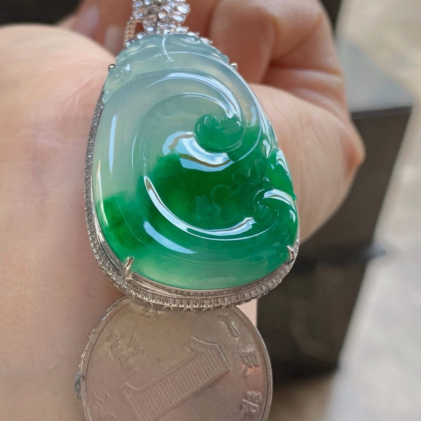 金钻镶嵌辣绿色如意^_^尺寸38.2-25.4-3 50.2-27.2-11.7mm