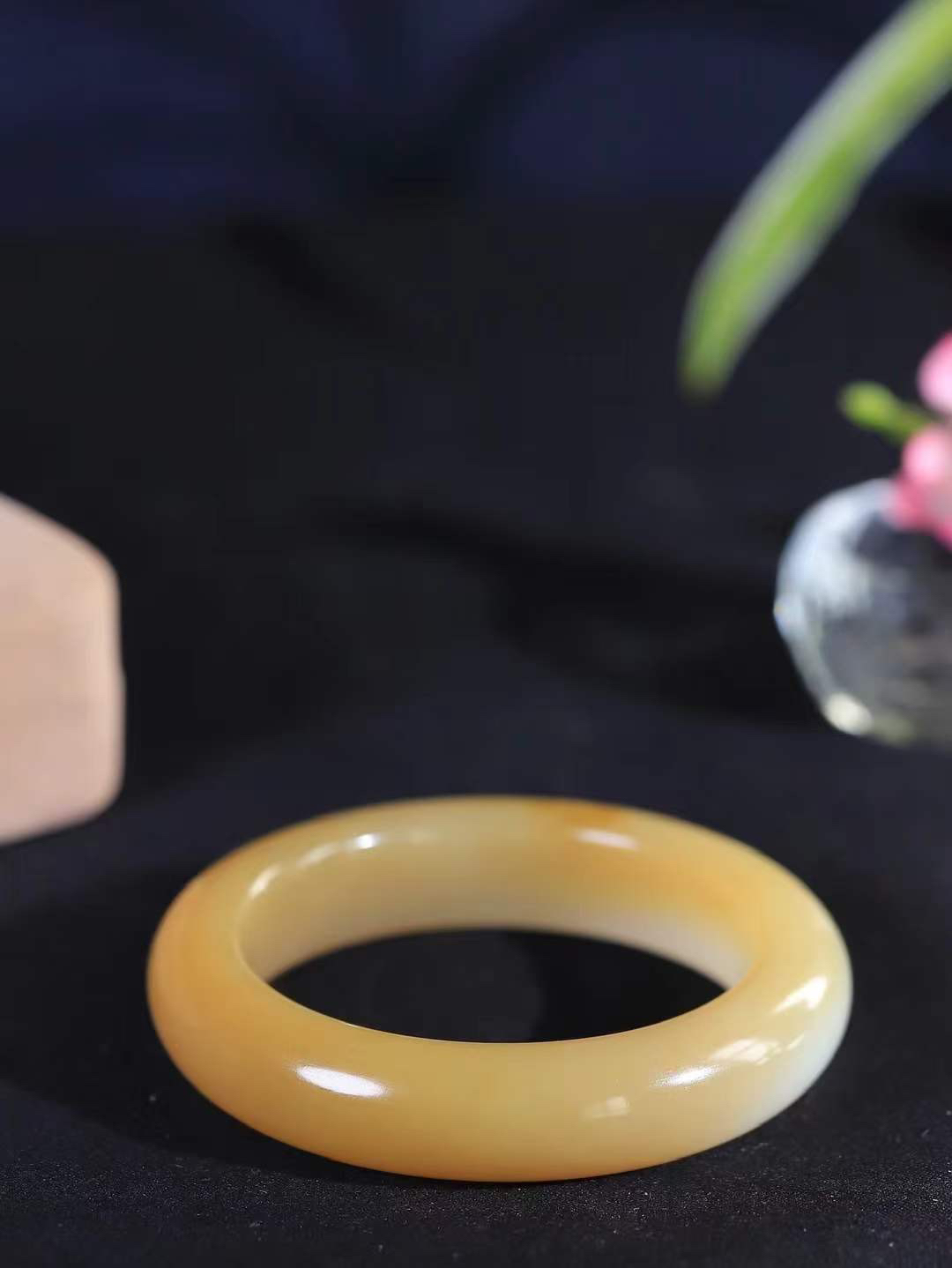 （温柔雅致.手镯）

精品️和田玉糖白玉手镯。镯型饱满，温润细腻，脂润沁香。️执一卷书，沏一盏茶，着一袭裙，戴一只镯。淡淡浅笺，素心若兰，静赏玉中诗画。悠悠岁月，芊手轻摘，盛满诗样芳华。重65克   尺寸52.5-14-10mm    FDL-66363133