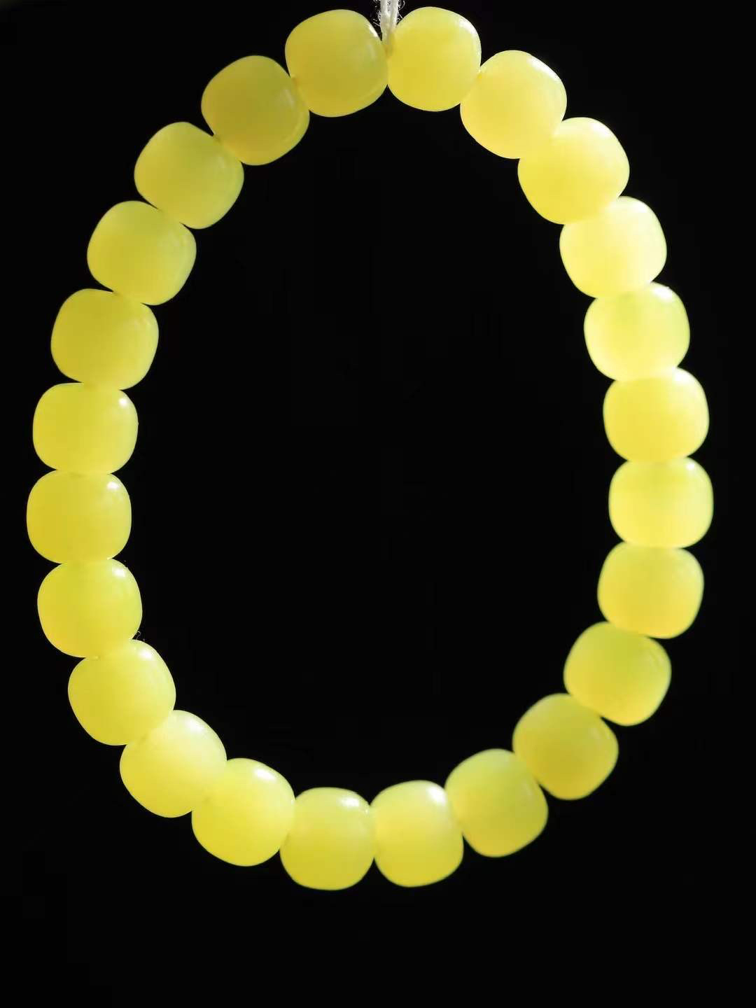 （老型珠.手串）

精品️和田玉鸡油黄老型珠手串，也可做手持，玉质细腻油润 饱满光滑 质朴无华，悠远简单，人心境界远，百世修炼深，心灵常驻善意持，觉悟人生百世修。重26.6克    尺寸取一7.8-8.9mm    54303101L