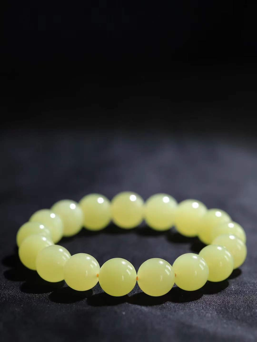 【珠圆玉润.手串】

精品️和田玉黄口珠圆玉润手串 玉质温润细腻  整串打磨圆润，佩戴舒适。珠珠落玉盘，间关莺语花底滑，一生美好时光，无论身在何处，都有它相伴相守。事事顺遂，幸福美满，吉祥如意。重47.8克 尺寸取一12.2mm  FDA-22362533