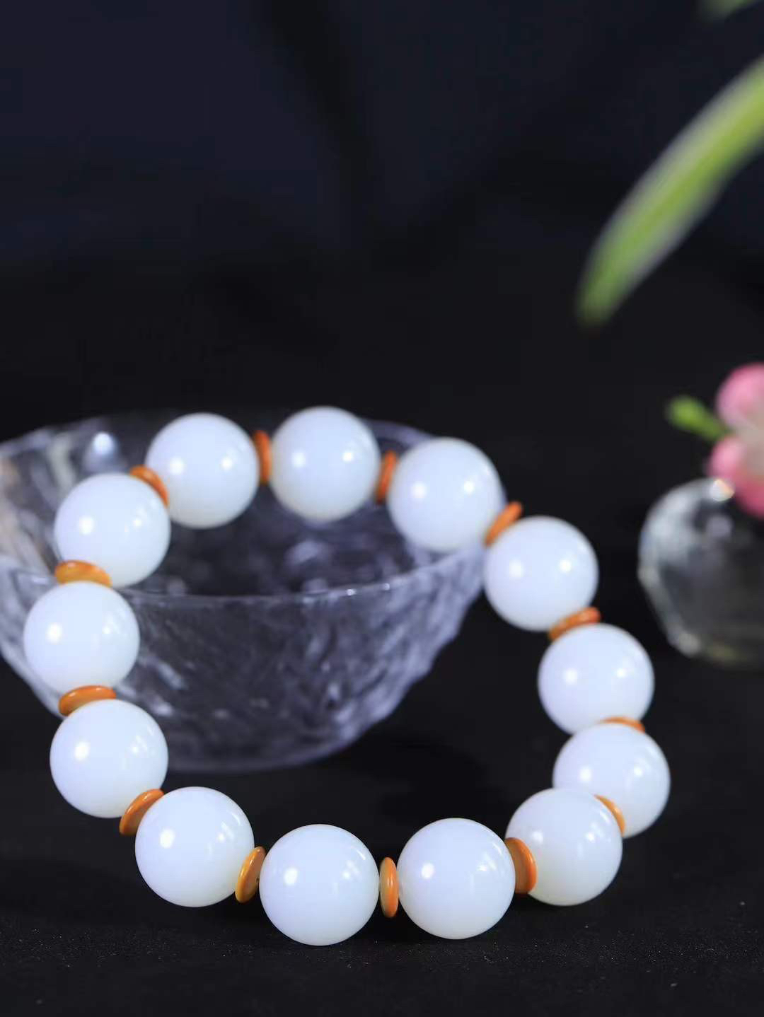 【珠圆玉润.手串】

收藏级臻品️和田玉白玉珠圆玉润手串 玉质温润细腻  整串打磨圆润，佩戴舒适。珠珠落玉盘，间关莺语花底滑，一生美好时光，无论身在何处，都有它相伴相守。事事顺遂，幸福美满，吉祥如意。重84.5克 尺寸取一16.2mm  FDA-22362533