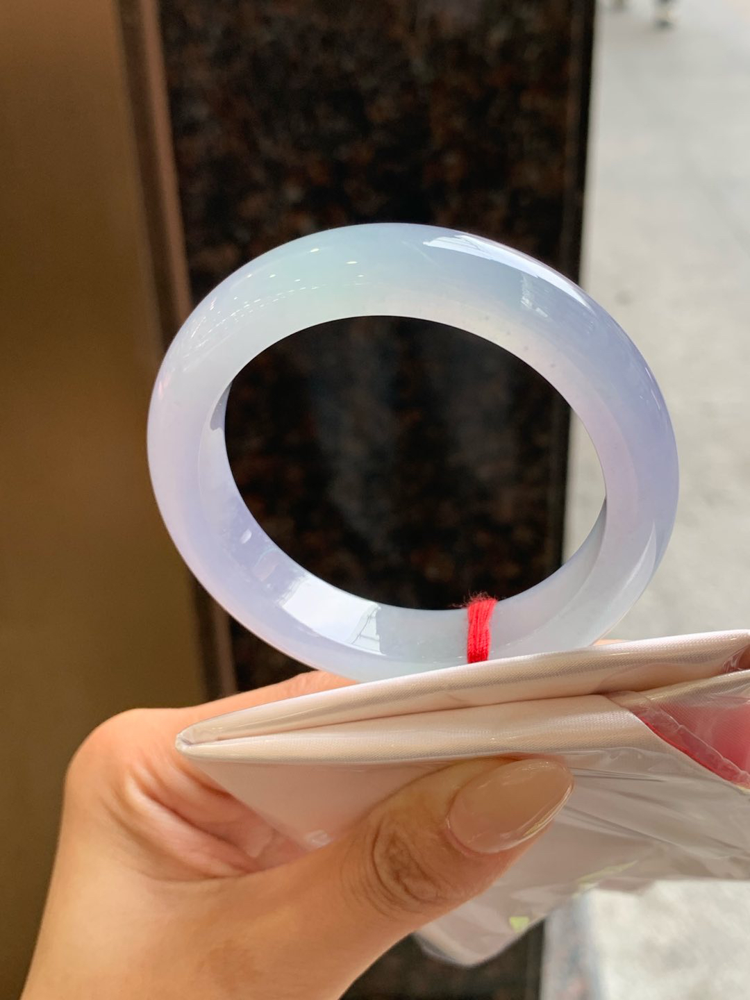 冰双彩正圈53-54可戴，翡翠冰种双彩正圈手镯，漂亮，种水极好，细腻水润，色泽清新淡雅，紫色唯美迷人，高贵优雅，自然光下不失色！