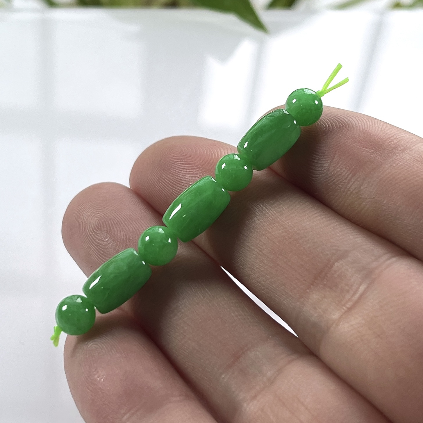 缅甸天然翡翠A货，冰润满绿阳绿散珠一份7颗，尺寸：路路通取一：10.5/6.8（直径）mm/3颗，圆珠：6.2mm/4颗，重量：4.91g