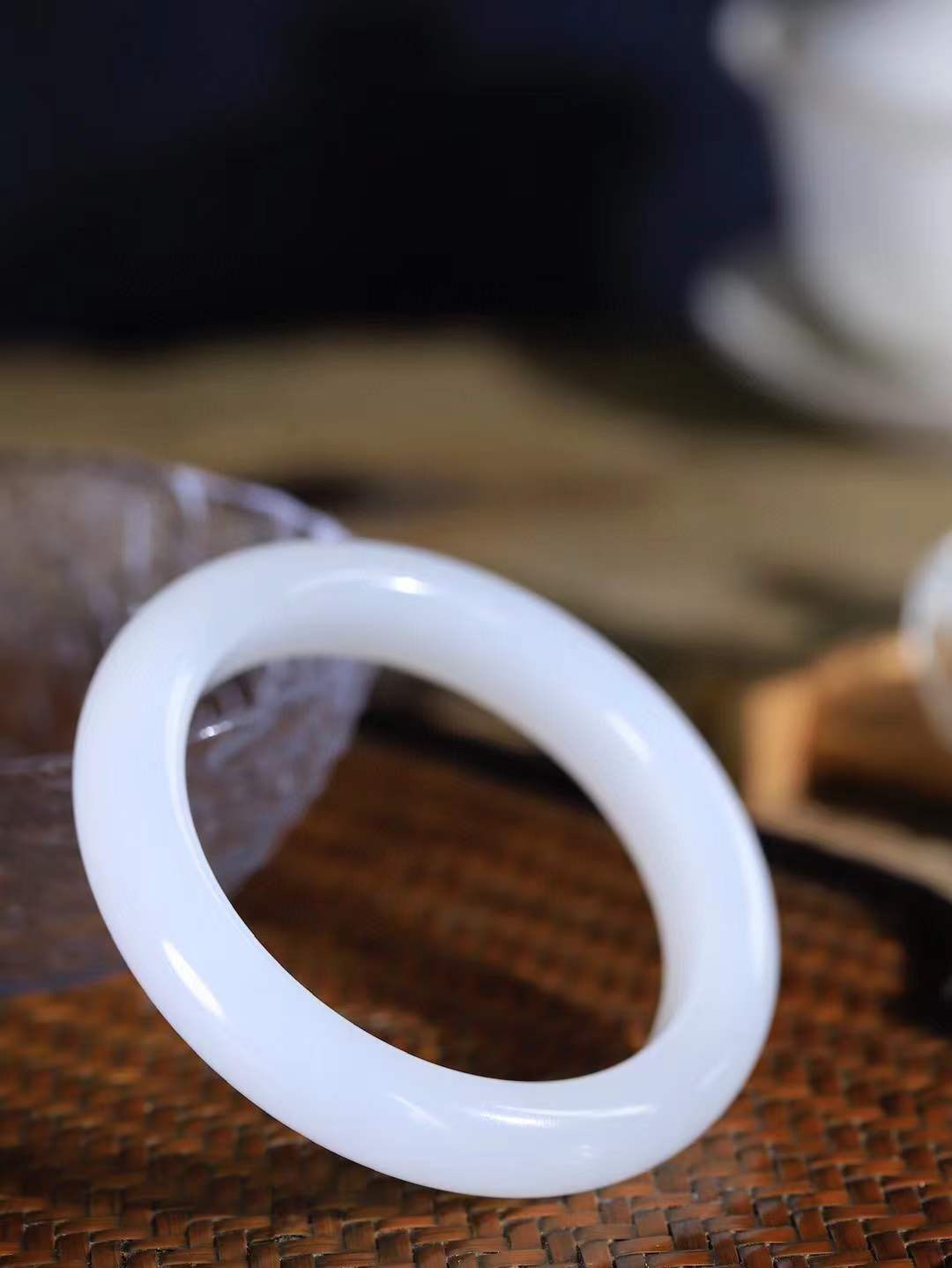 【情有独钟.手镯】

精品和田玉白玉手镯 玉质温润细腻 油性十足 手感舒适，高华雅逸，线条流畅，简约大气，美自天成，素雅高贵。佩戴于腕间，婉约之美，举手投足间透出那低调奢华。重59.7克 内径55.5mm 尺寸12.7-9.8mm   FDT-79353100