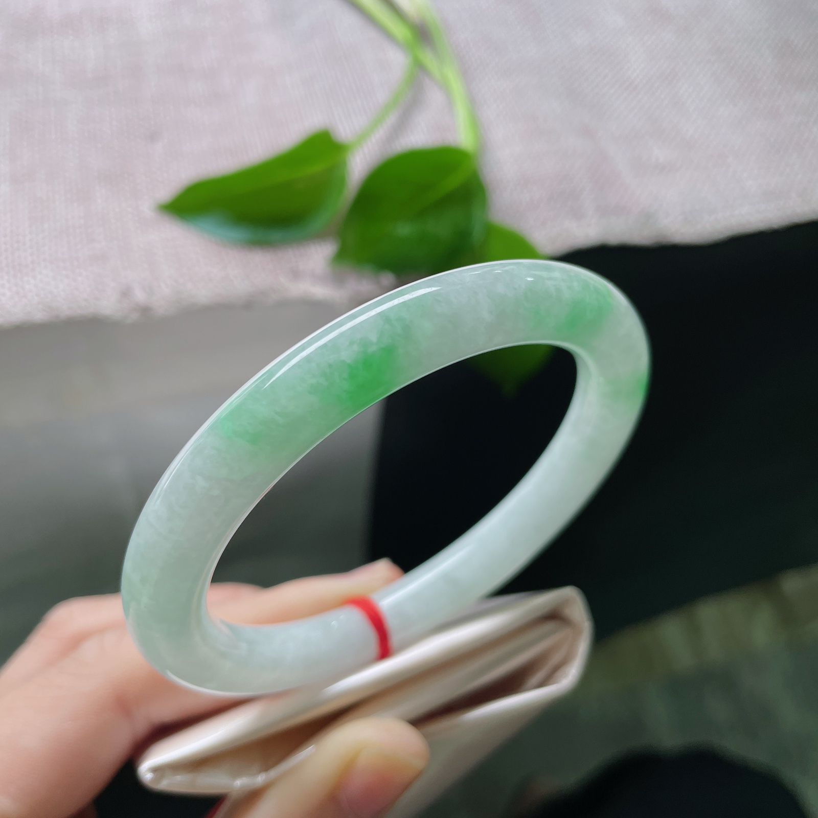 58/9.2，飘绿圆条，翠色鲜艳夺目，光彩照人，肉质细腻干净