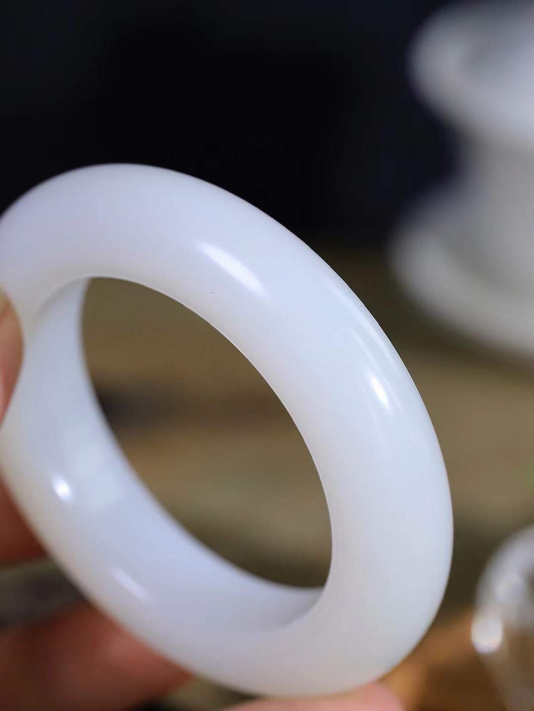 【花样年华·手镯】

收藏传家级臻品和田玉白玉手镯，质地油润细腻，色泽高贵典雅，镯型古朴典雅。在诗情画意的雨巷相遇，你是我腕间的一抹风情，有你眸有深情，清风荡漾湖间静水，我愿俯身低眉，在烟波涟漪处，寻你深情倩影。内径52mm尺寸15.3-12.7mm 重95.6克fDT-78383141