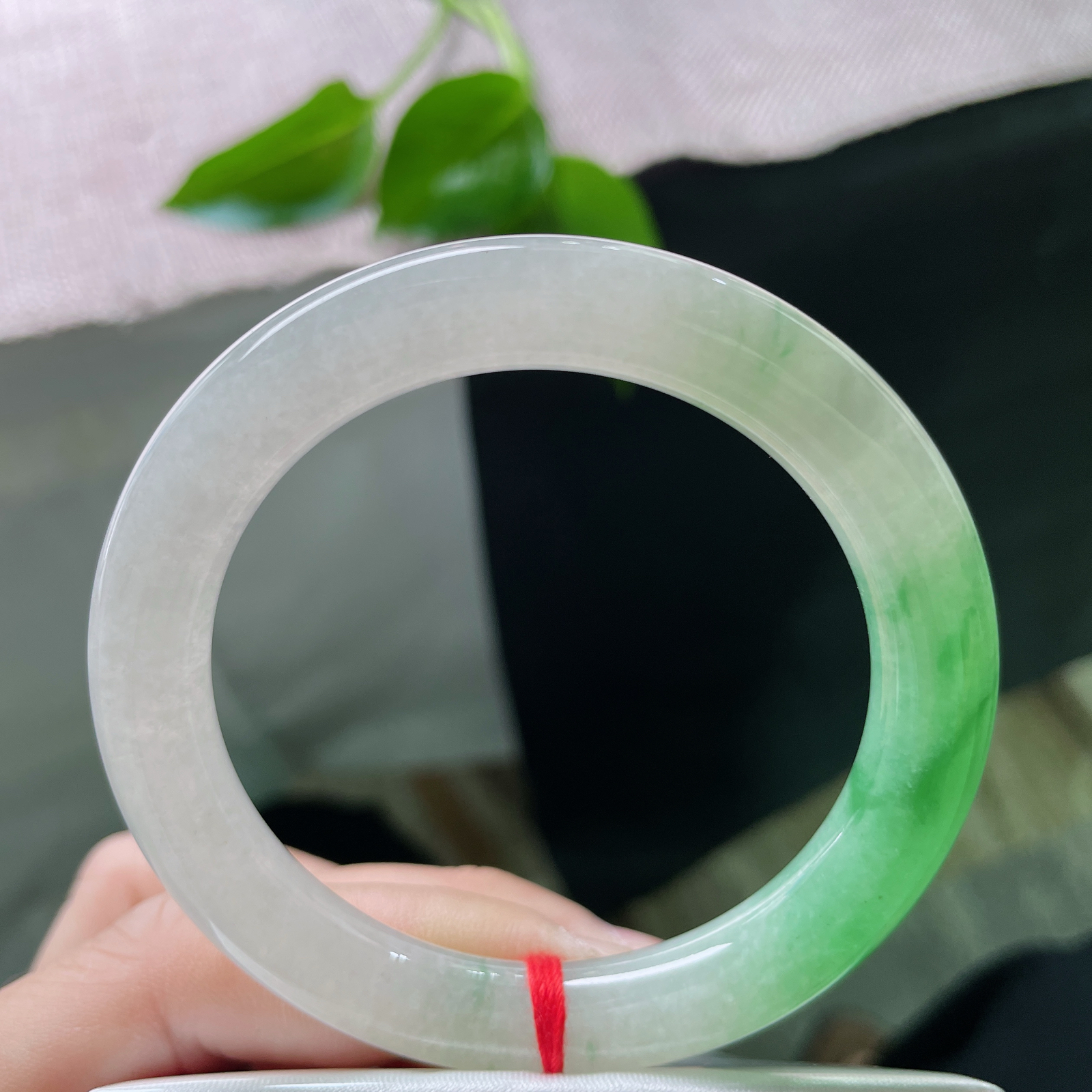 52.3/9.2飘绿圆条，水润细腻，翠色伊人，郁郁葱葱，沙眼，贵气。