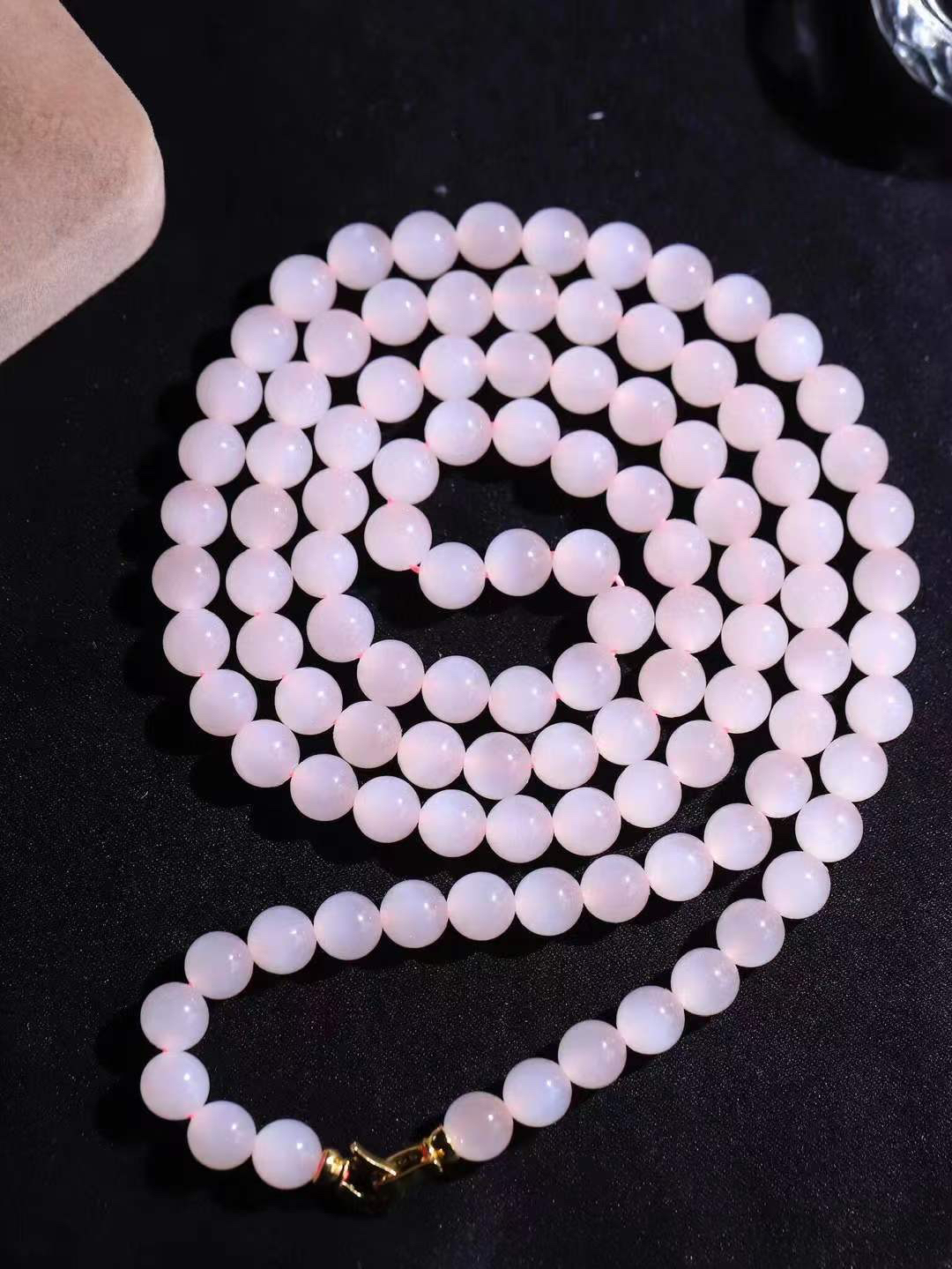 【珠圆玉润.项链】

精品和田玉藕粉珠圆玉润项链 玉质温润细腻  整串打磨圆润，佩戴舒适。珠珠落玉盘