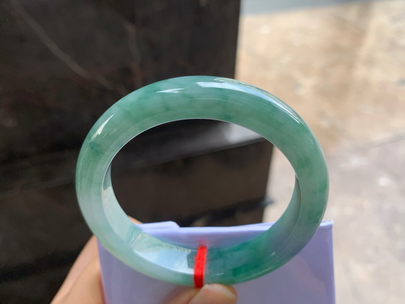 51-12.1-8.1

浓绿花带紫手镯^_^颜色鲜艳 特色手镯