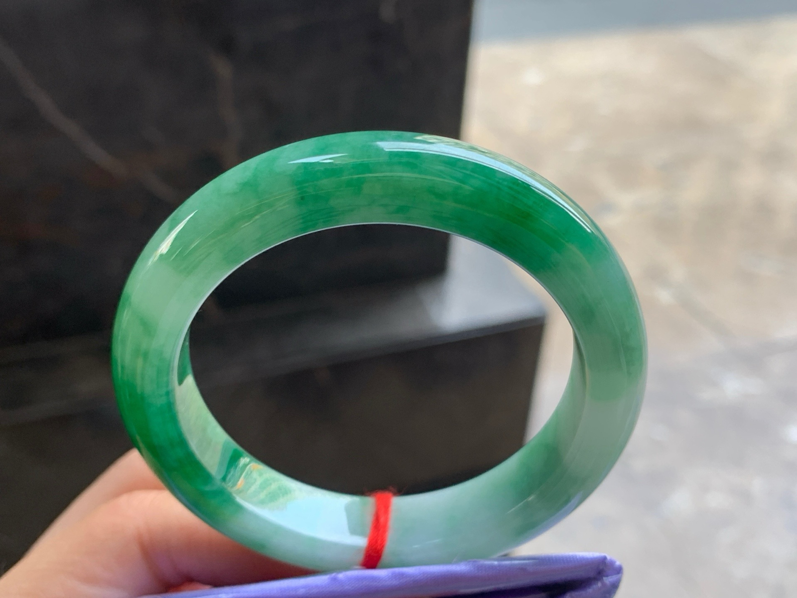 53-11.8-9.1

辣绿色手镯^_^颜色鲜艳 玉质温润