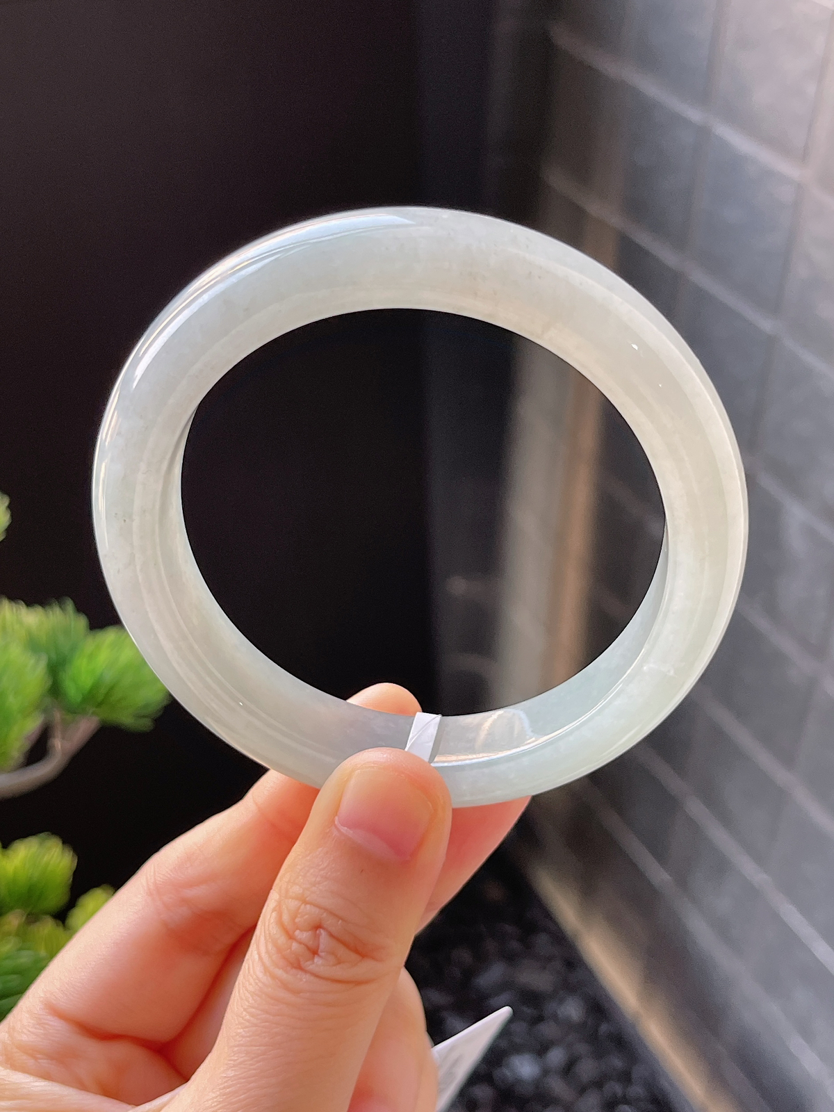 正圈56圈口，翡翠冰糯种淡绿色手镯