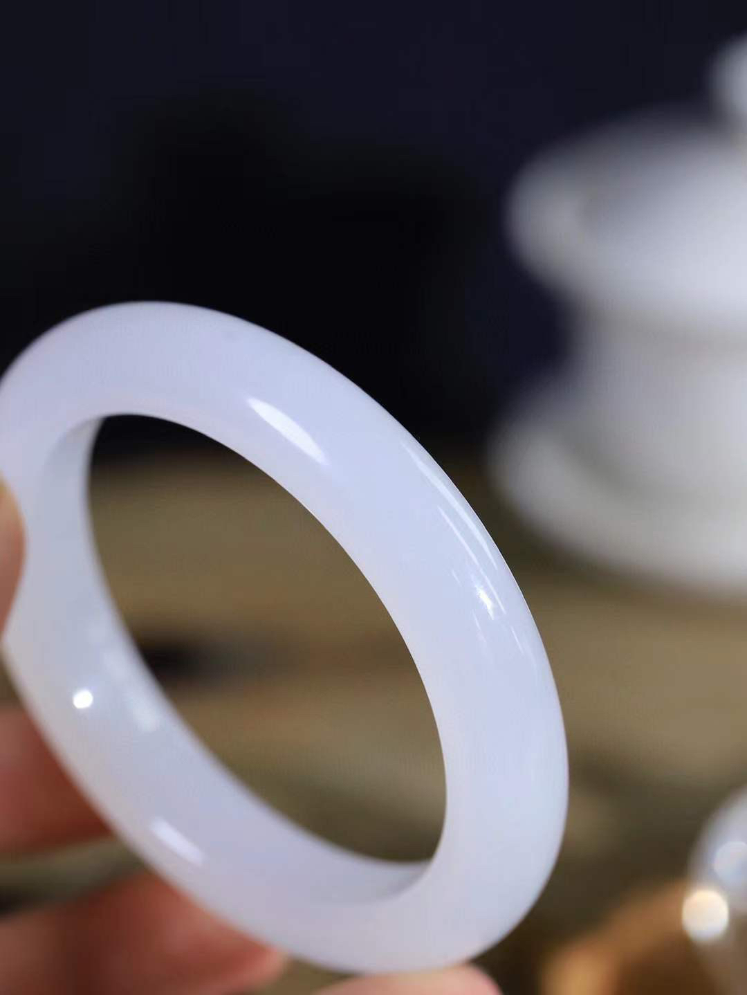 【情有独钟.手镯】

精品和田玉白玉手镯 玉质温润细腻 油性十足 手感舒适，高华雅逸，线条流畅，简约大气，美自天成，素雅高贵。佩戴于腕间，婉约之美，举手投足间透出那低调奢华。重59.7克 内径55.5mm 尺寸12.7-9.8mm   FDT-79353100