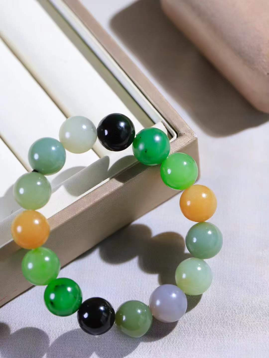 【福运相伴.多宝手串】

货头精选 和田玉多宝圆珠手串，每一颗玉石都凝聚自然的灵气与岁月的沉淀，寓意福禄寿喜，守护您的平安与幸福。佩戴它，感受千年玉文化的温润与优雅。重64.5克  尺寸取一14.2mm  45353033T