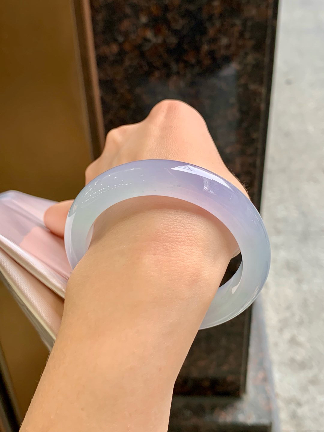 冰双彩正圈53-54可戴，翡翠冰种双彩正圈手镯，漂亮，种水极好，细腻水润，色泽清新淡雅，紫色唯美迷人，高贵优雅，自然光下不失色！