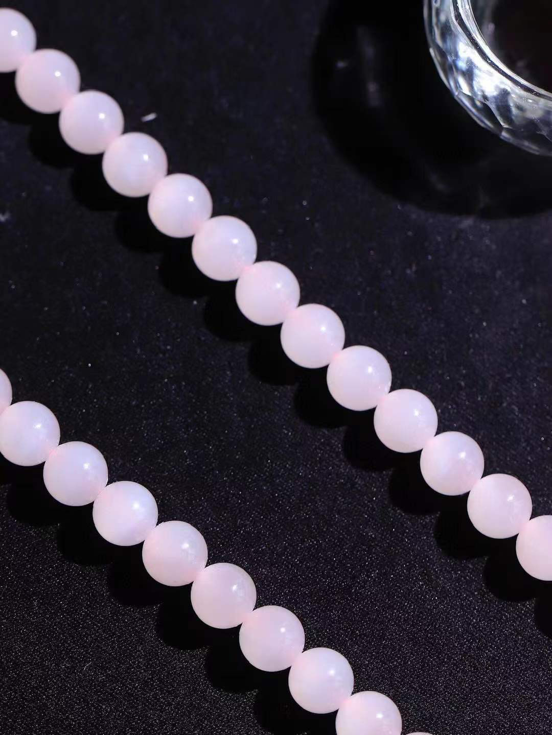 【珠圆玉润.项链】

精品和田玉藕粉珠圆玉润项链 玉质温润细腻  整串打磨圆润，佩戴舒适。珠珠落玉盘，间关莺语花底滑，一生美好时光，无论身在何处，都有它相伴相守。事事顺遂，幸福美满，吉祥如意。重80.2克 尺寸取一8mm  79353078T