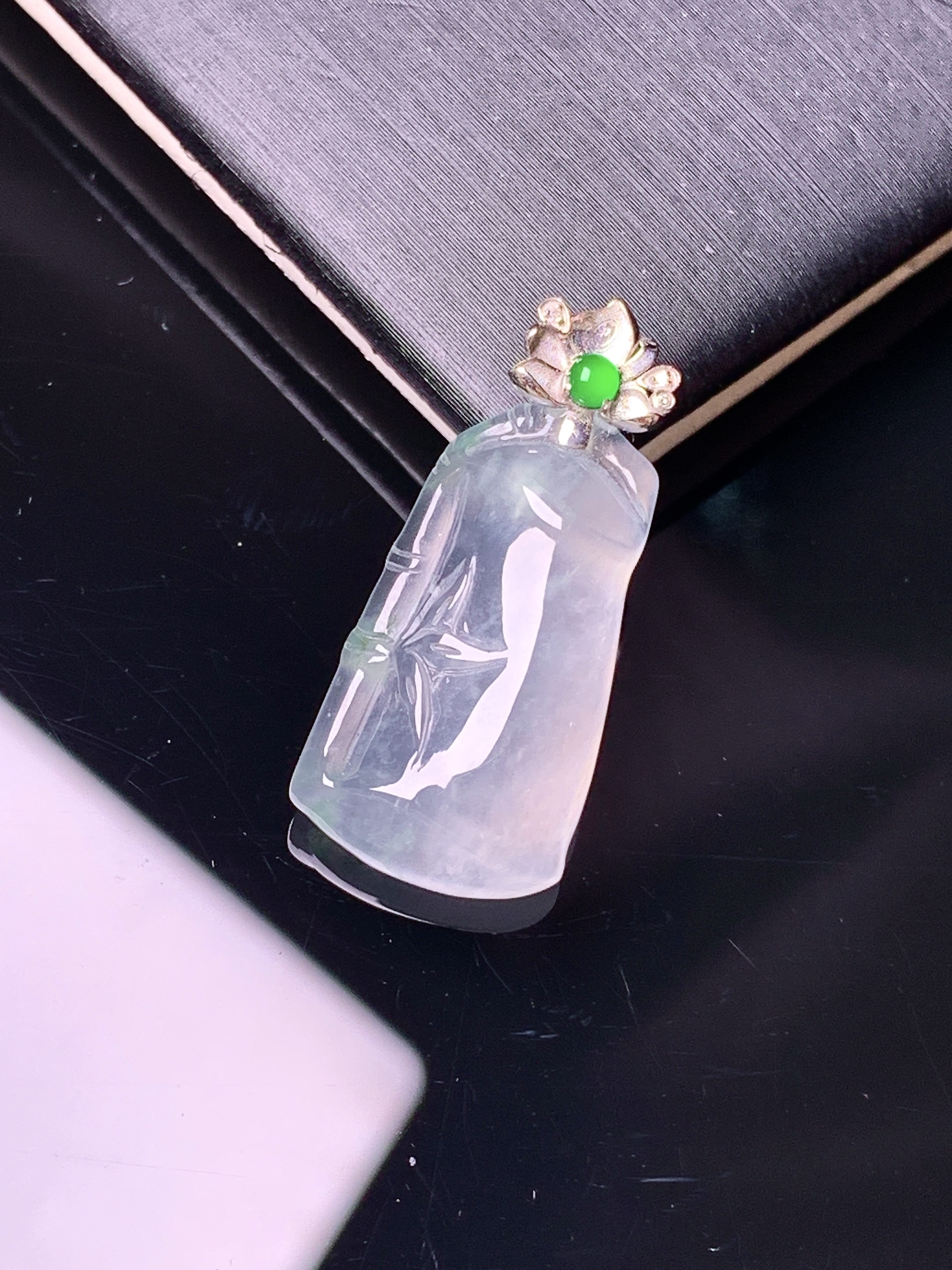 18k金镶嵌冰种竹节吊坠 玉质细腻 色泽艳丽清新 水润亮眼 整体尺寸26.6*12*5x5