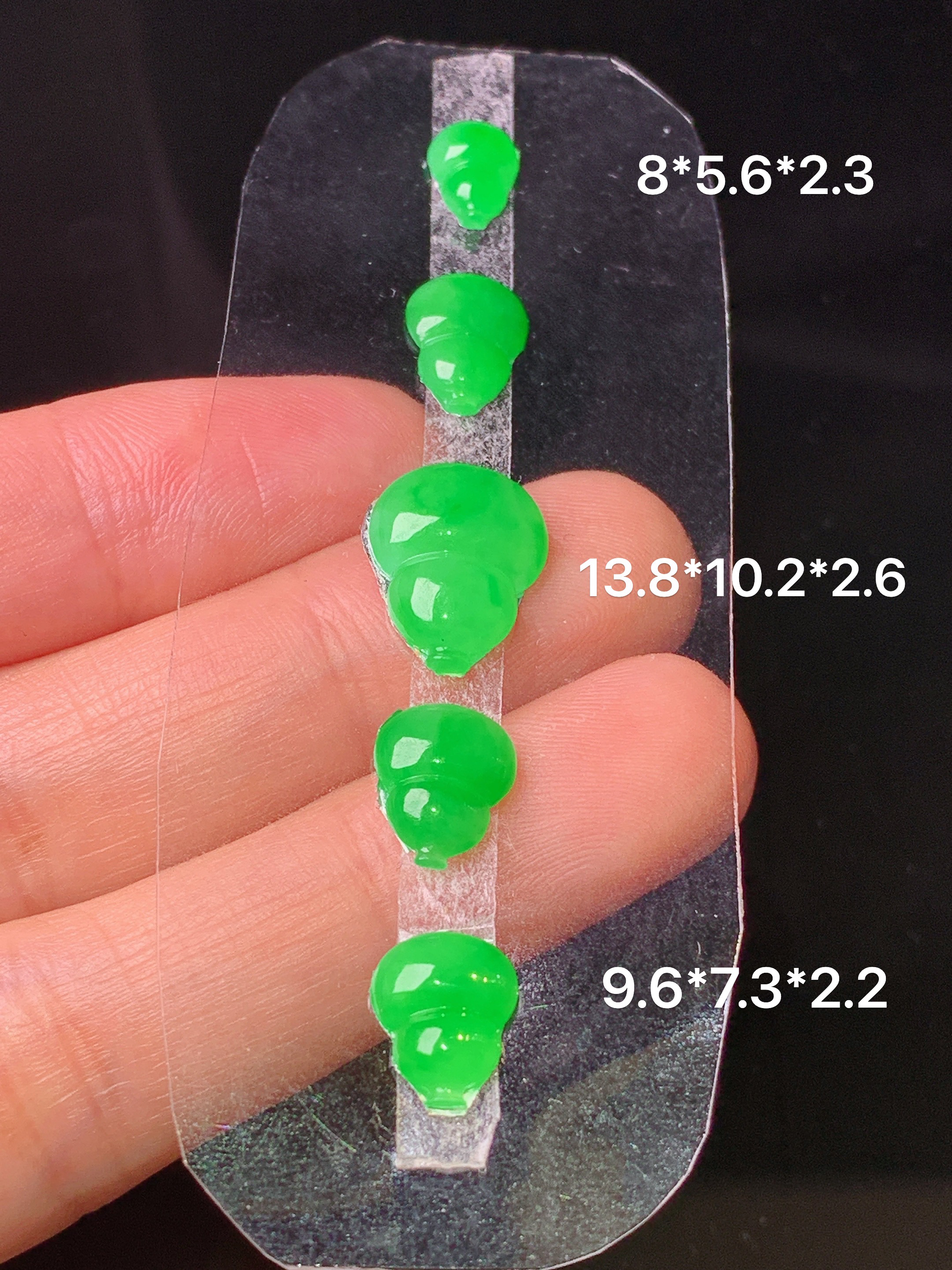 镶嵌款 翠绿葫芦一手 玉质细腻 色泽艳丽清新 水润亮眼 整体尺寸9.6*7.3*2.2m2