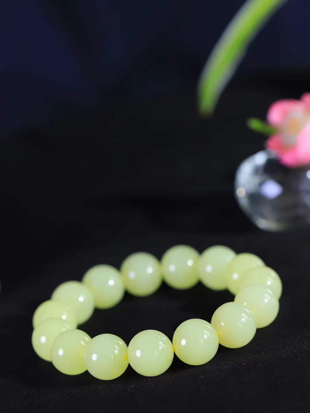 【珠圆玉润.手串】

精品️和田玉黄口珠圆玉润手串 玉质温润细腻  整串打磨圆润，佩戴舒适。珠珠落玉盘，间关莺语花底滑，一生美好时光，无论身在何处，都有它相伴相守。事事顺遂，幸福美满，吉祥如意。重65.2克 尺寸取一14mm  FDA-22362533