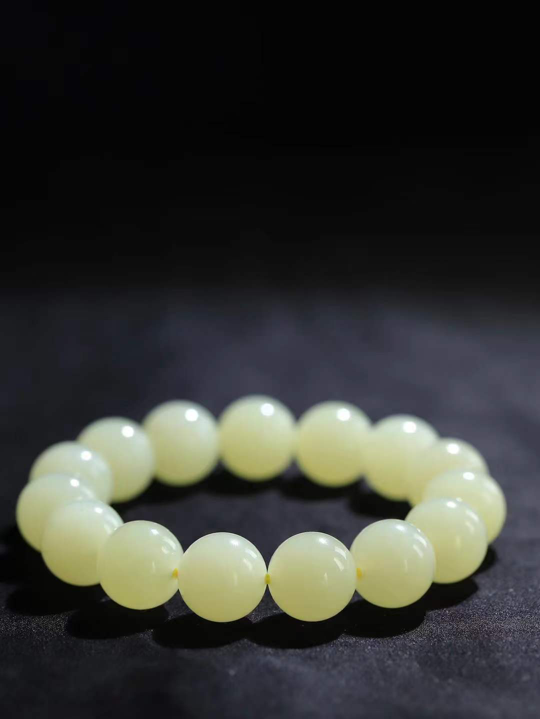 【珠圆玉润.手串】

精品️和田玉黄口珠圆玉润手串 玉质温润细腻  整串打磨圆润，佩戴舒适。珠珠落玉盘，间关莺语花底滑，一生美好时光，无论身在何处，都有它相伴相守。事事顺遂，幸福美满，吉祥如意。重65.2克 尺寸取一14mm  FDA-22362533