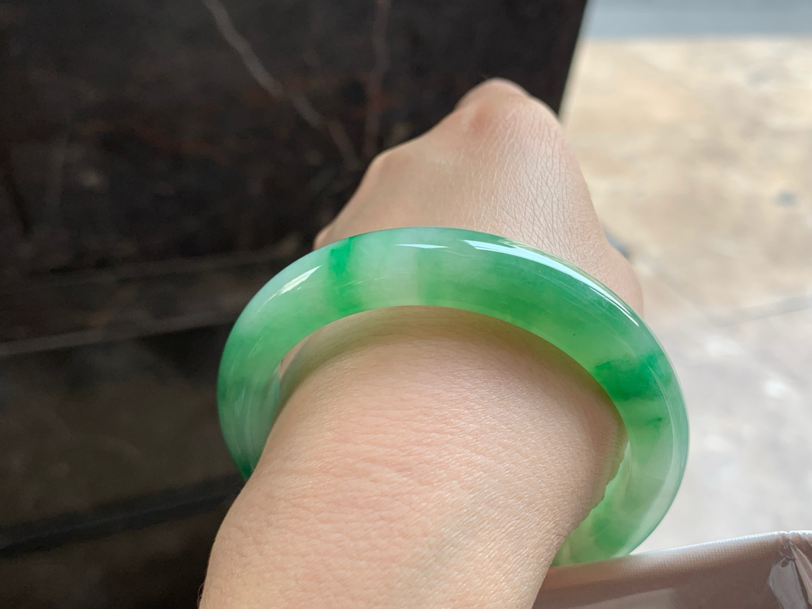 54-11.8-8.6

绿色手镯^_^鲜艳 玉质温润 起光