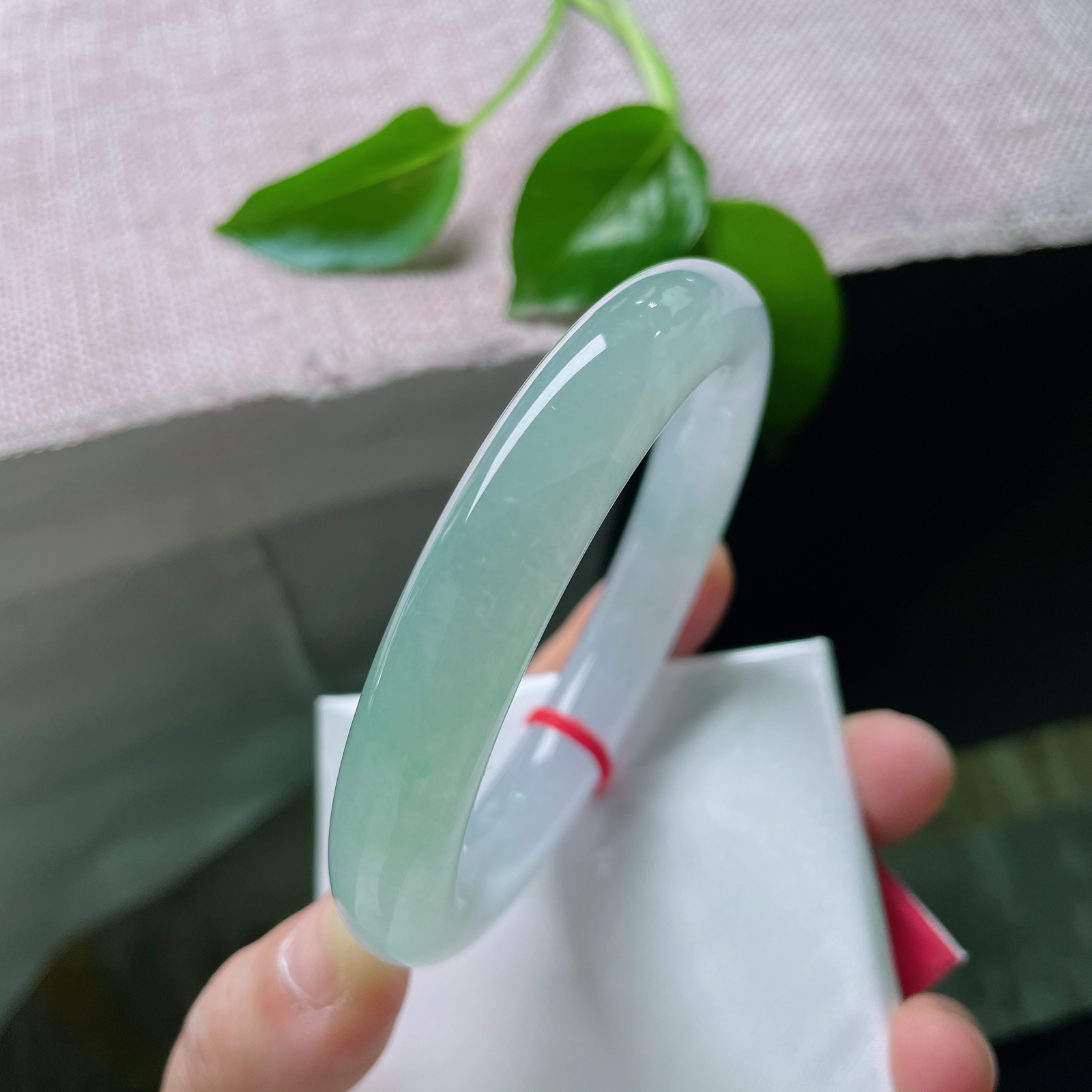 55.5/11.4，冰晴底圆条，集清透、淡彩、圆润于一身，气质担当，无暇