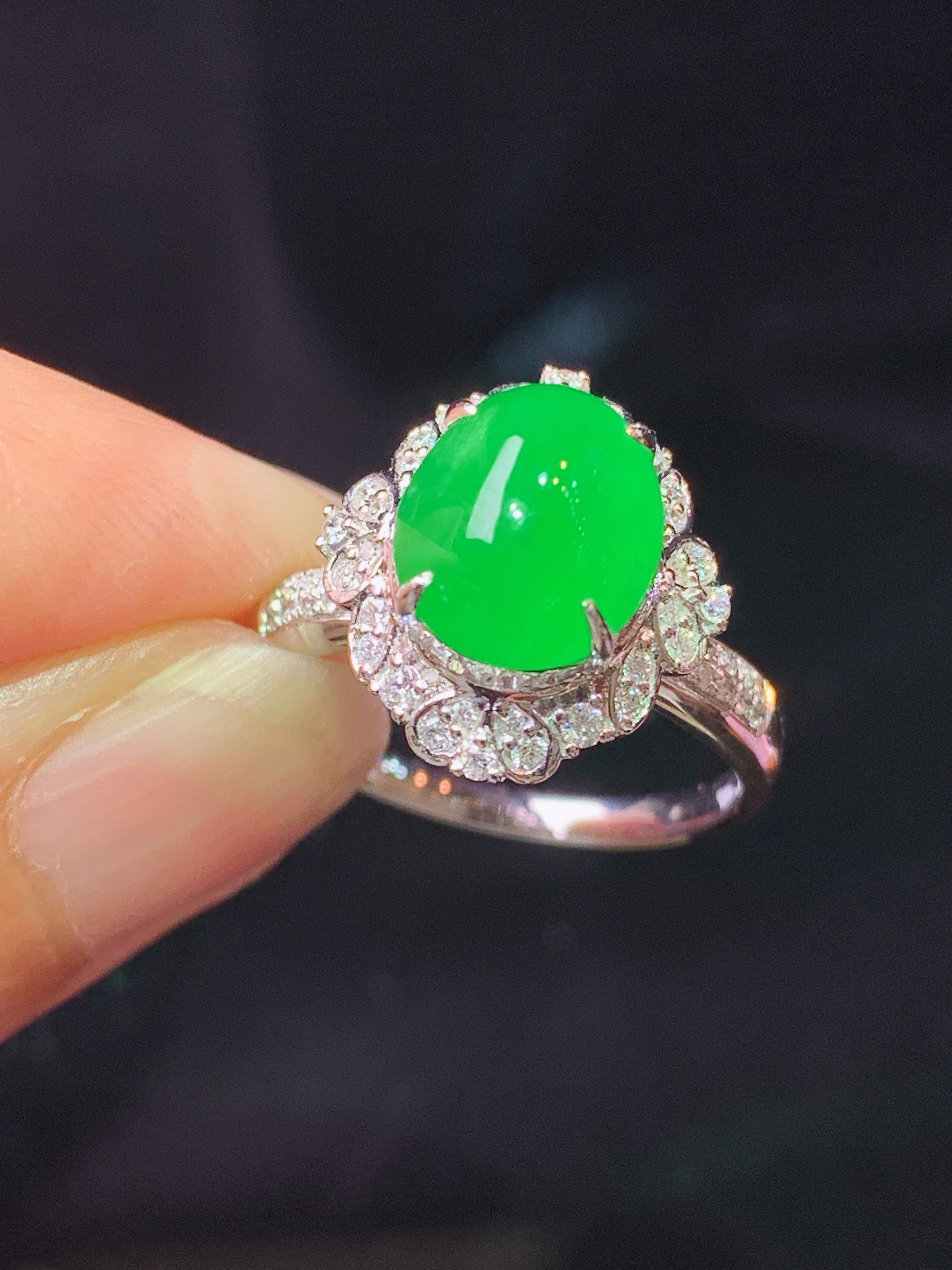 18k金钻镶嵌翠绿蛋面戒指 玉质细腻 色泽艳丽清新 水润亮眼 圈口14 整体尺寸15*13.5*11f1