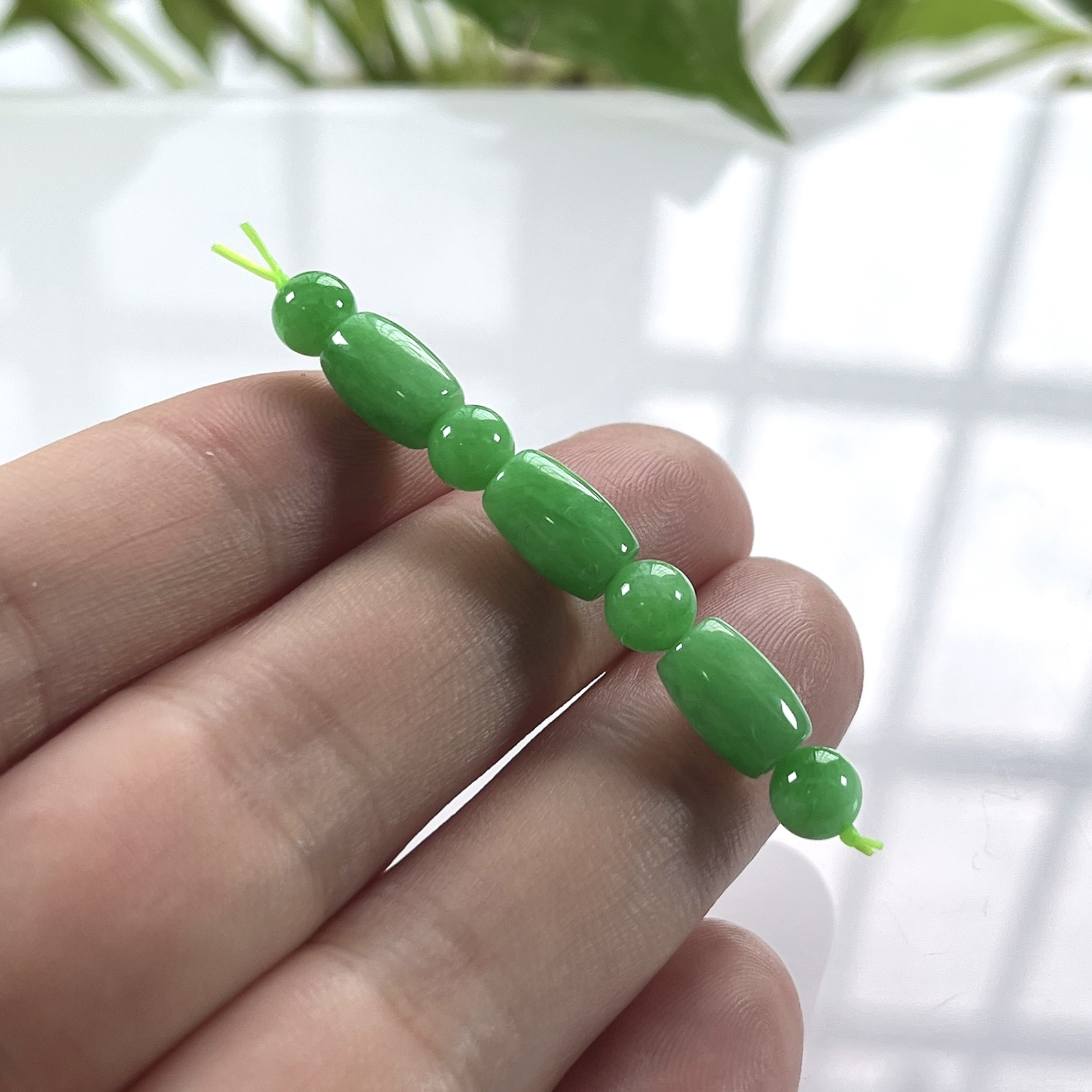 缅甸天然翡翠A货，冰润满绿阳绿散珠一份7颗，尺寸：路路通取一：10.5/6.8（直径）mm/3颗，圆