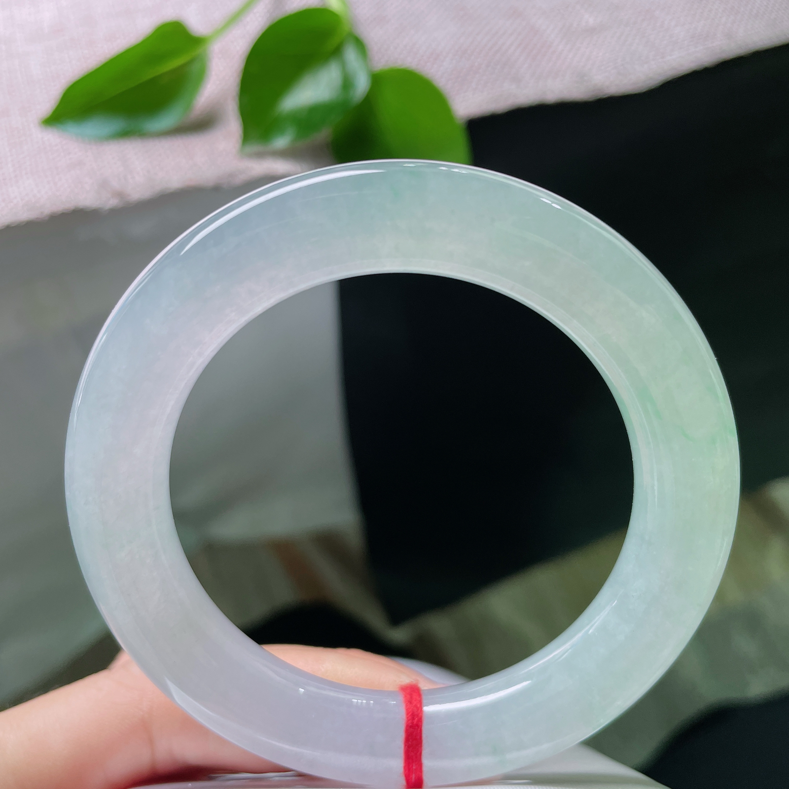 55.5/11.4，冰晴底圆条，集清透、淡彩、圆润于一身，气质担当，无暇