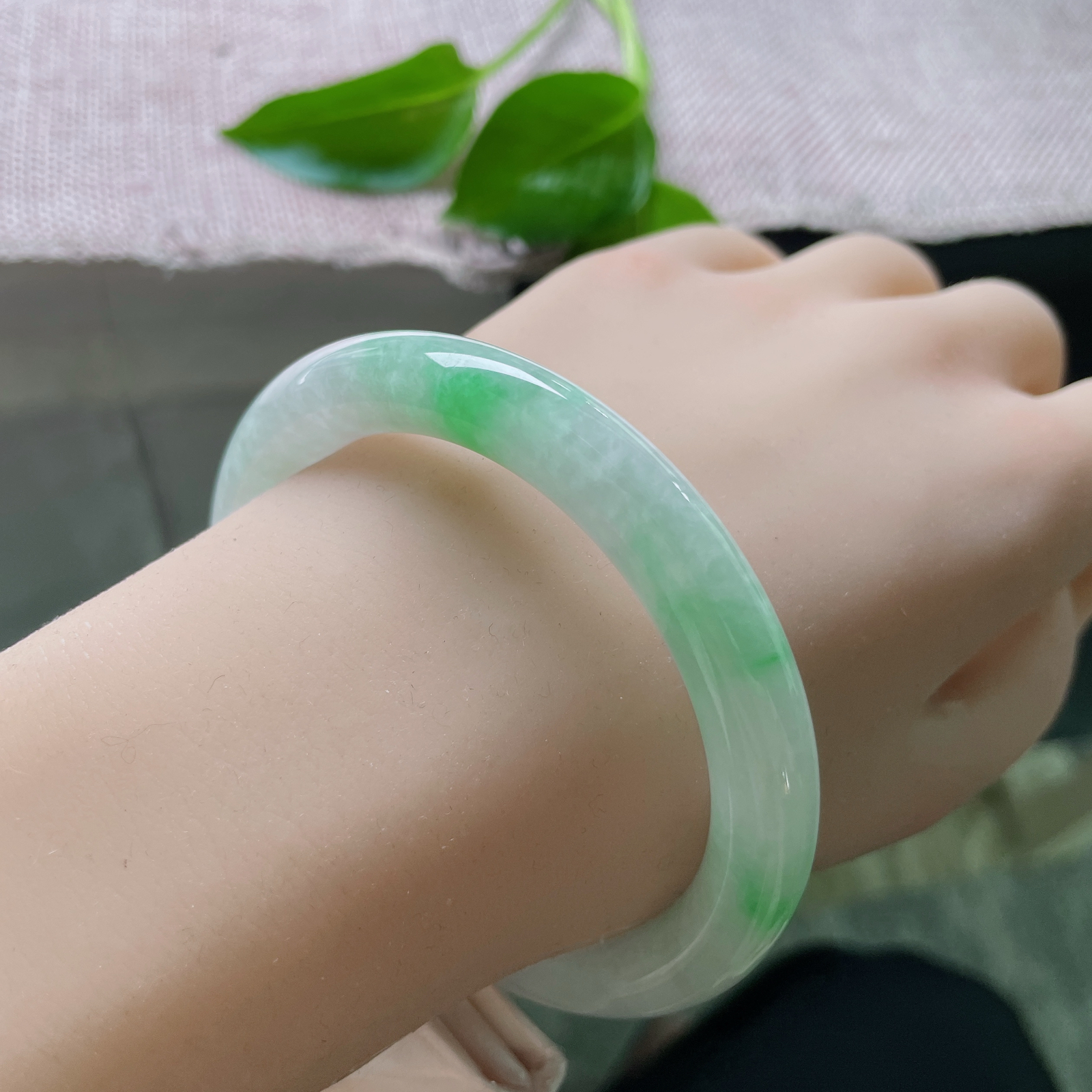 58/9.2，飘绿圆条，翠色鲜艳夺目，光彩照人，肉质细腻干净