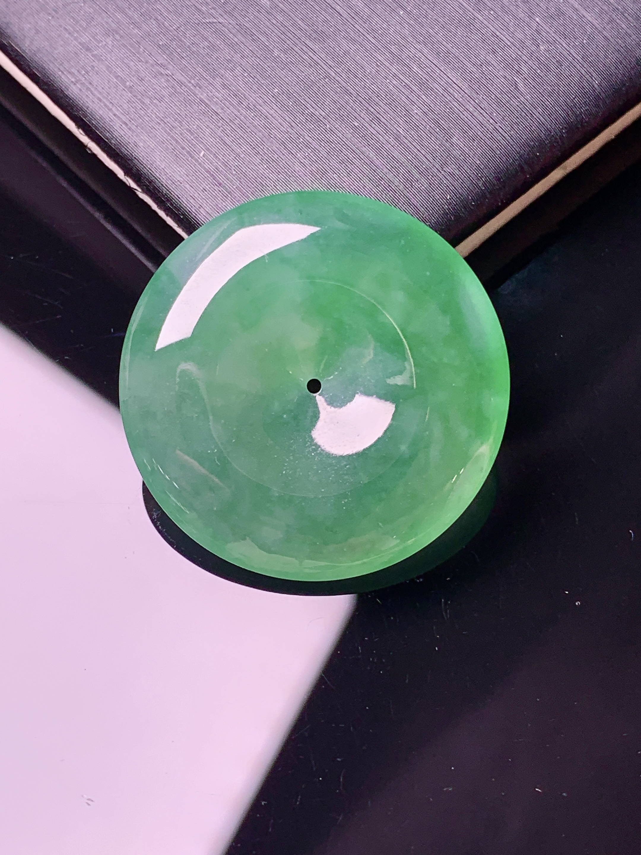 翠绿平安扣吊坠 玉质细腻 色泽艳丽清新 水润亮眼 整体尺寸24.8*3h3