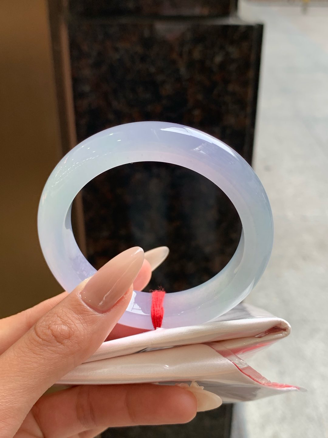 冰双彩正圈53-54可戴，翡翠冰种双彩正圈手镯，漂亮，种水极好，细腻水润，色泽清新淡雅，紫色唯美迷人