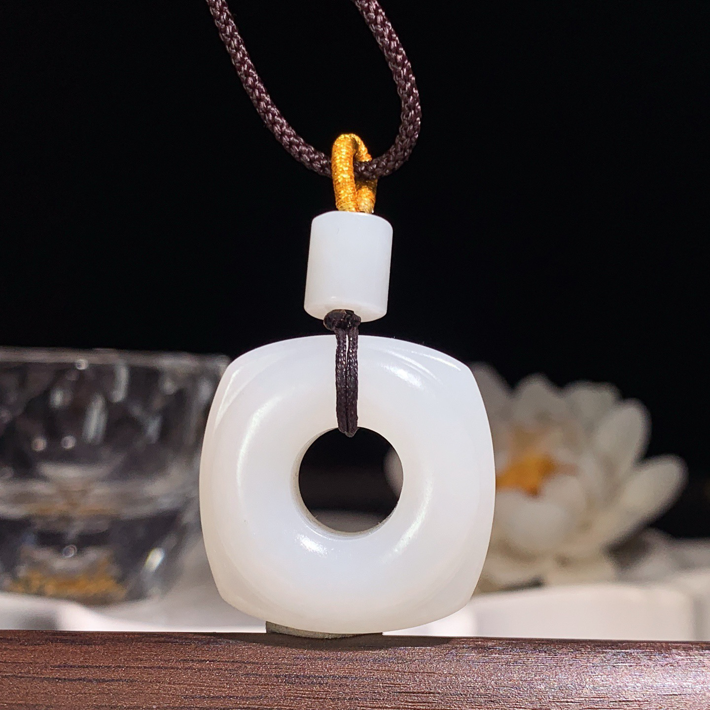 新疆和田玉羊脂白四方平安扣玉棕挂件 尺寸27/12重19克，玉质细腻油润 底色纯净 脂粉好，品质好！lt260330