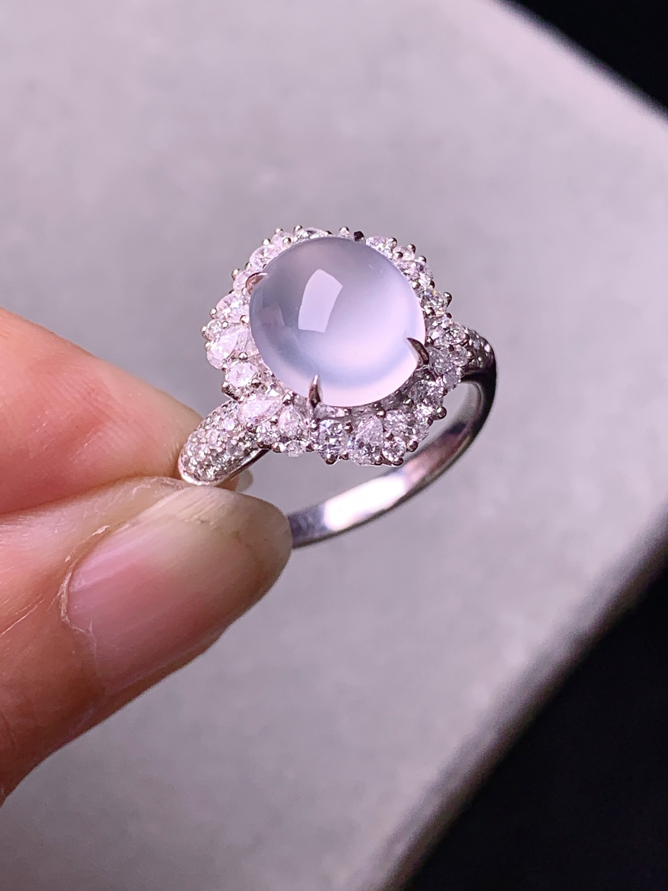 18k金钻镶嵌冰种蛋面戒指 玉质细腻 色泽艳丽清新 水润亮眼 圈口14 整体尺寸15*13*10.8