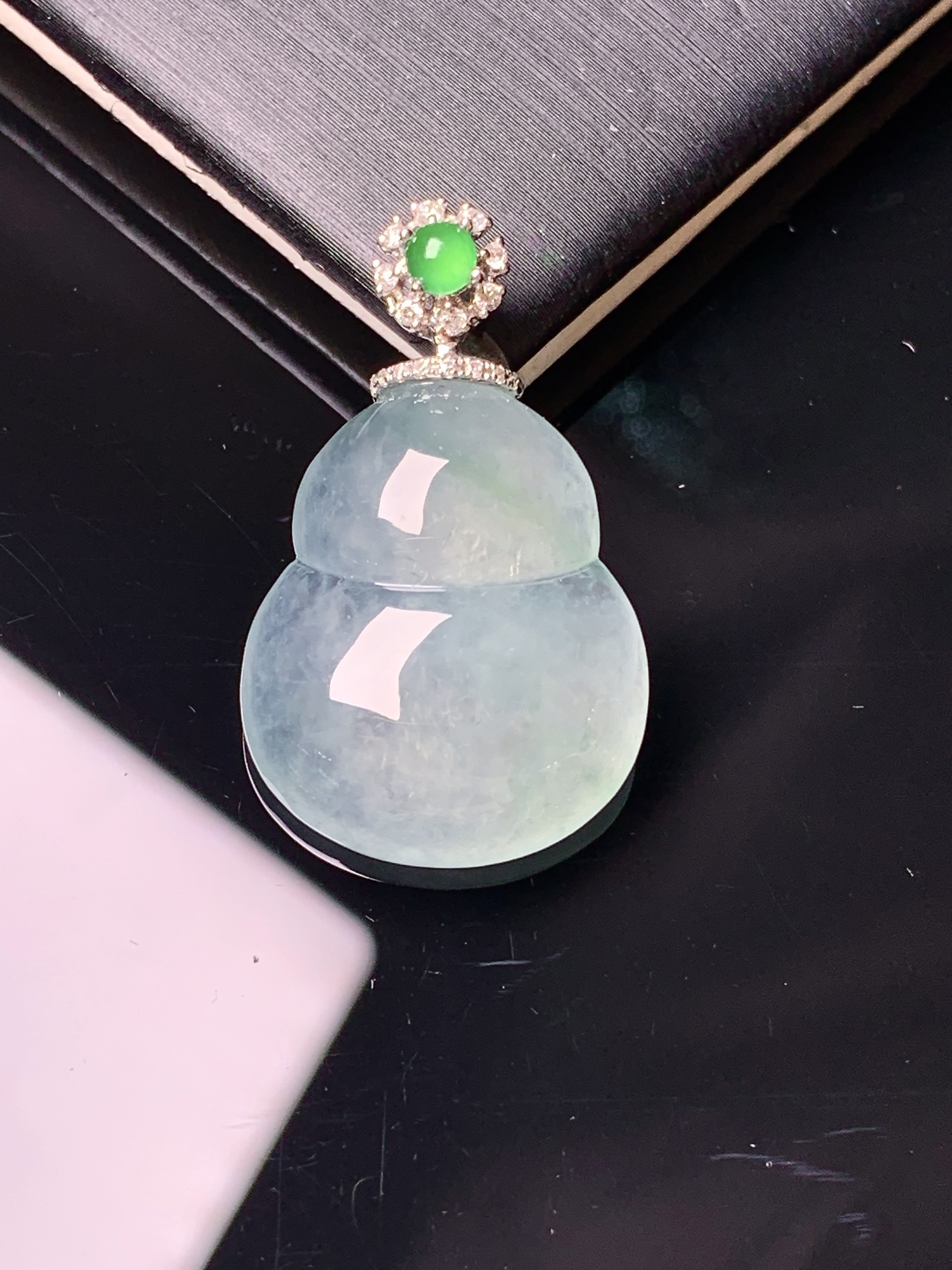 18k金钻镶嵌冰种葫芦吊坠 玉质细腻 色泽艳丽清新 水润亮眼 整体尺寸29.2*17.8*5.6yz