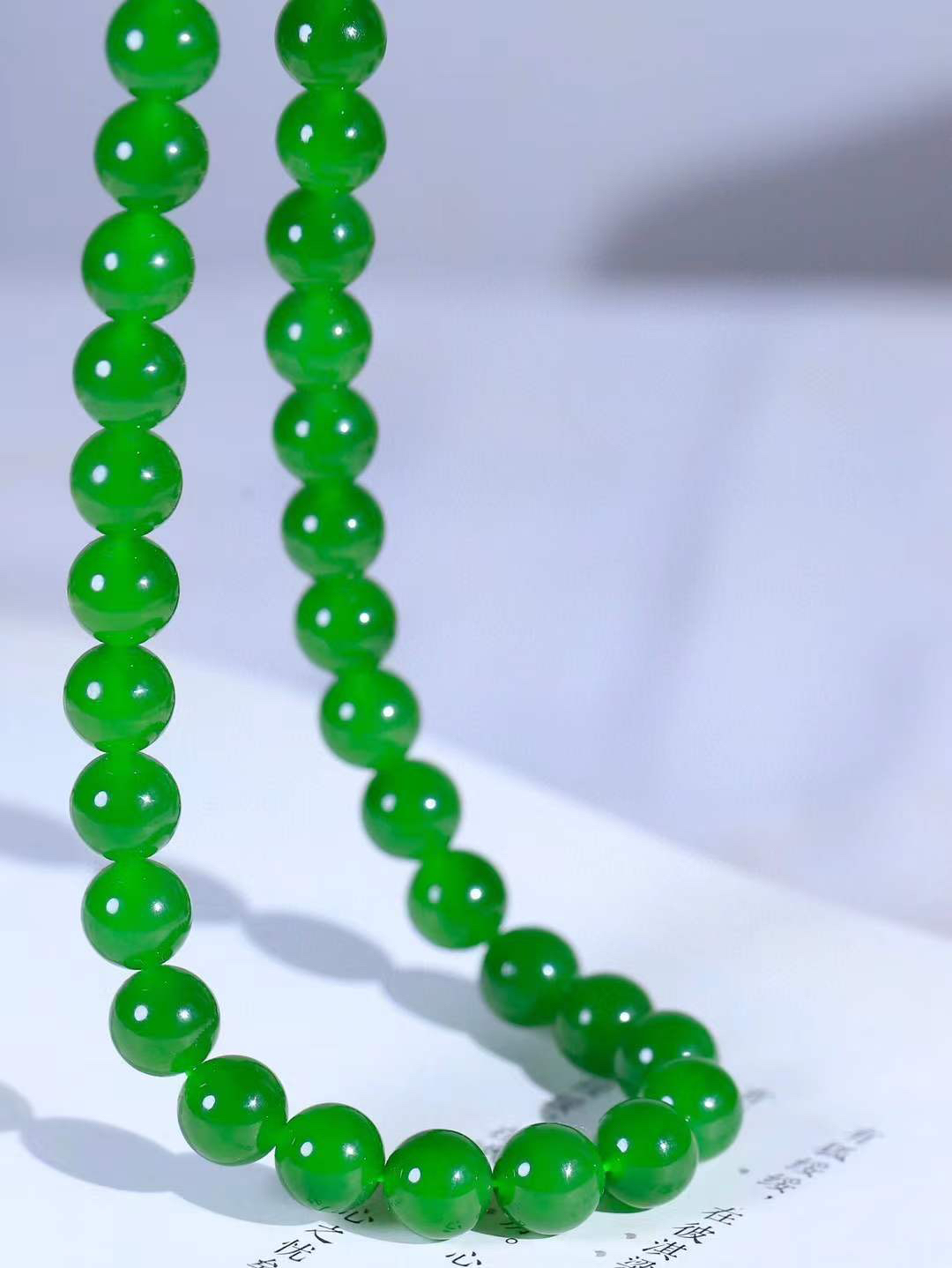 【珠圆玉润.项链】

精品和田玉碧玉珠圆玉润项链。这串碧玉项链垂落颈间，如把一汪春山绿意轻挽在身。玉色温润，每一颗圆珠都裹着圆满如意的期许，仿金扣轻缀，不事张扬却自有风骨。日常佩戴，是与草木同息的诗意，也是藏在细节里的安然与欢喜。重70.6克  尺寸取一9.8mm  21343066T