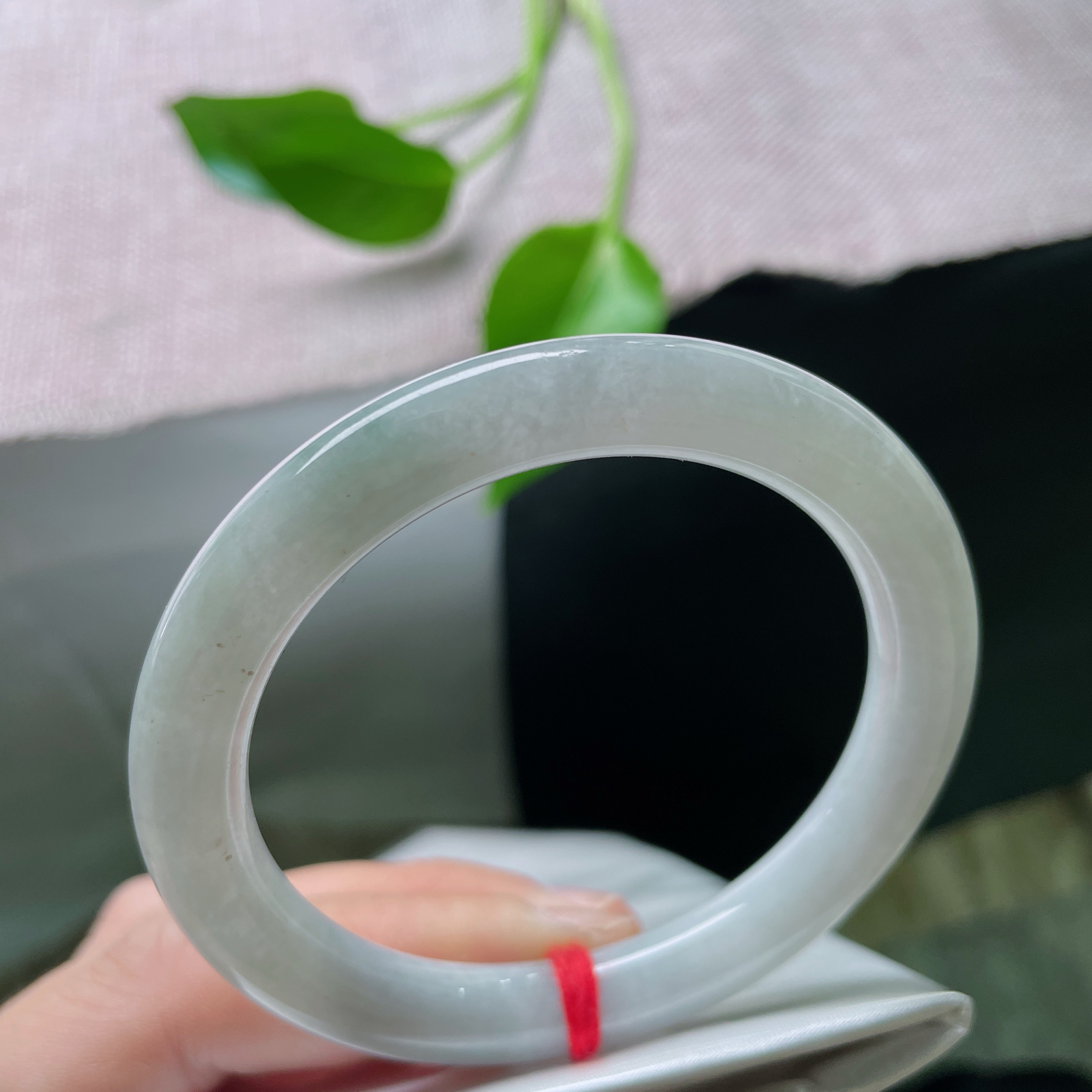 55.1/8.3，浅绿底圆条，水头好，质地莹润细腻，佩戴斯文秀美，无纹裂