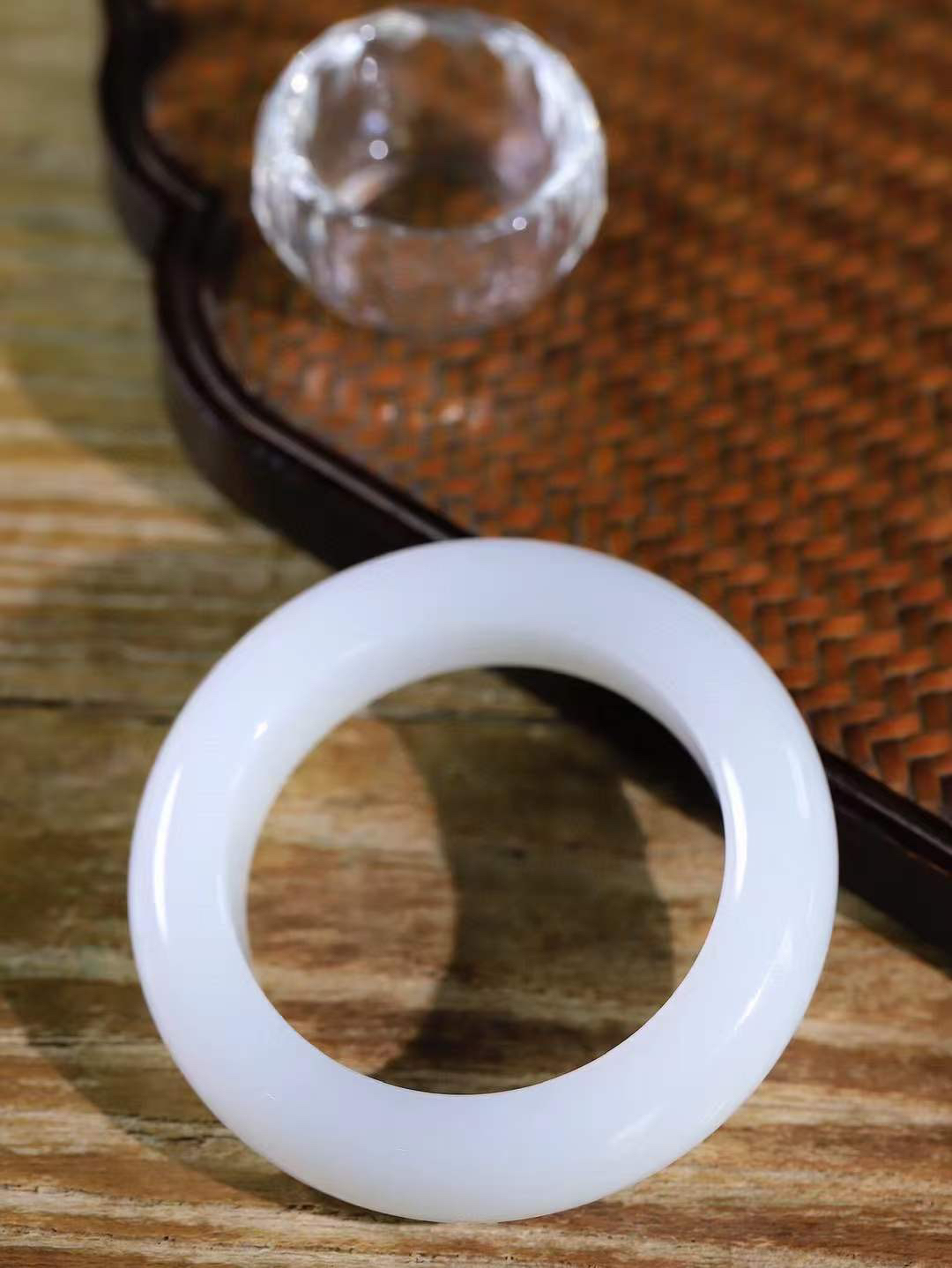 【情有独钟.手镯】

收藏级臻品和田玉白玉手镯 玉质温润细腻 油性十足 手感舒适，高华雅逸，线条流畅，简约大气，美自天成，素雅高贵。佩戴于腕间，婉约之美，举手投足间透出那低调奢华。重91.2克 内径51.5mm 尺寸16-11.2mm   FDT-79353195