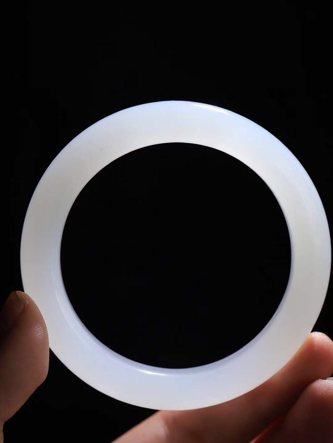 【情有独钟.手镯】

精品和田玉白玉手镯 玉质温润细腻 油性十足 手感舒适，高华雅逸，线条流畅，简约大气，美自天成，素雅高贵。佩戴于腕间，婉约之美，举手投足间透出那低调奢华。重59.7克 内径55.5mm 尺寸12.7-9.8mm   FDT-79353100