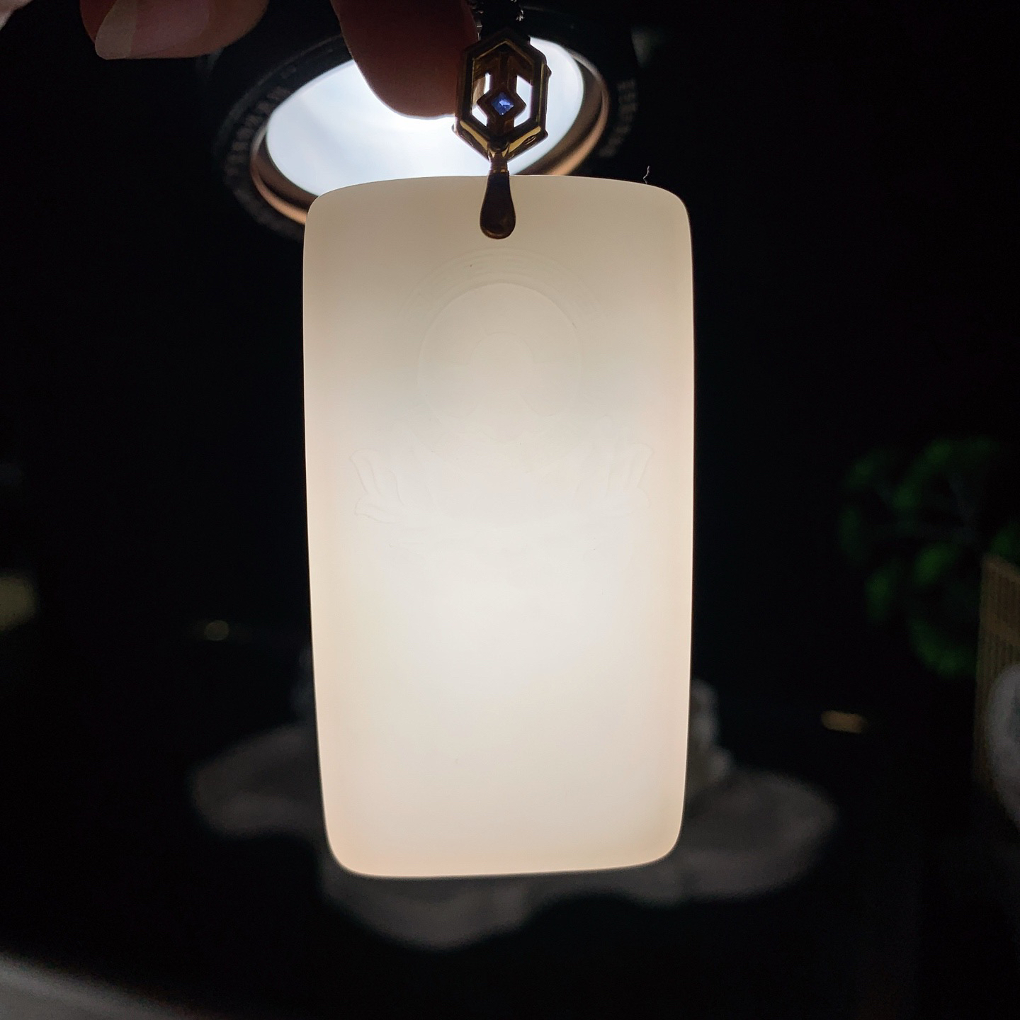 新疆和田玉18k金羊脂白坐莲观音牌挂件 尺寸64/35/11重65.6克，玉质细腻油润 底色纯净 脂粉好，品质好！lt260330