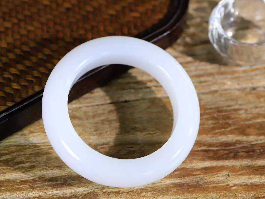 【情有独钟.手镯】

收藏级臻品和田玉白玉手镯 玉质温润细腻 油性十足 手感舒适，高华雅逸，线条流畅，简约大气，美自天成，素雅高贵。佩戴于腕间，婉约之美，举手投足间透出那低调奢华。重91.2克 内径51.5mm 尺寸16-11.2mm   FDT-79353195